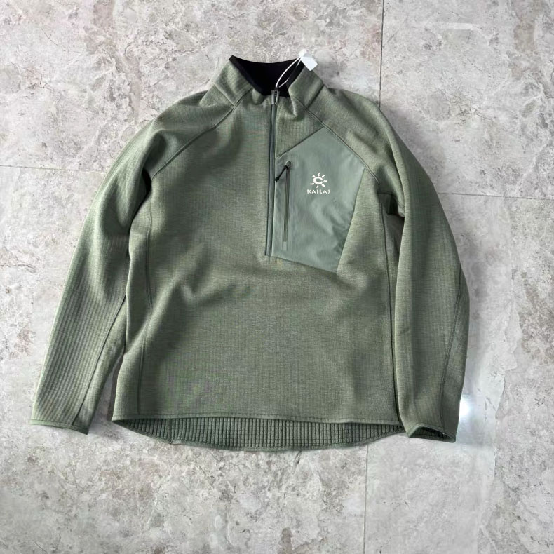 供货价:125💰『云仓特别款』出口贸易版本,天花板版本,原包装+原吊牌  半拉链爆款
全拉链格子绒抓绒立领夹克 全手工蓬缝工艺 简约易搭B1290配立领外套

颜色：黑色 灰色 红色  黄色 绿色

尺码：M L XL XXL 3XL


抓绒夹克	情侣可搭新型面料黑科技，抓绒保暖速干有型立体裁剪，中等厚度的抓绒面料，可作为高效保暖性的中间层。全长主拉链便于穿脱，拉链护颈，胸前一个不规则拉链口袋。便于储存卡片等物，同时增加整件衣服的辨识度。整衣体积适中，高密方格绒在细密的纤维间储存大量的空气，轻巧、保暖出色。并且透气性，用途广泛。五个颜色随意搭配，简约之美，户外看似极简，却不缺细节的一款外套





