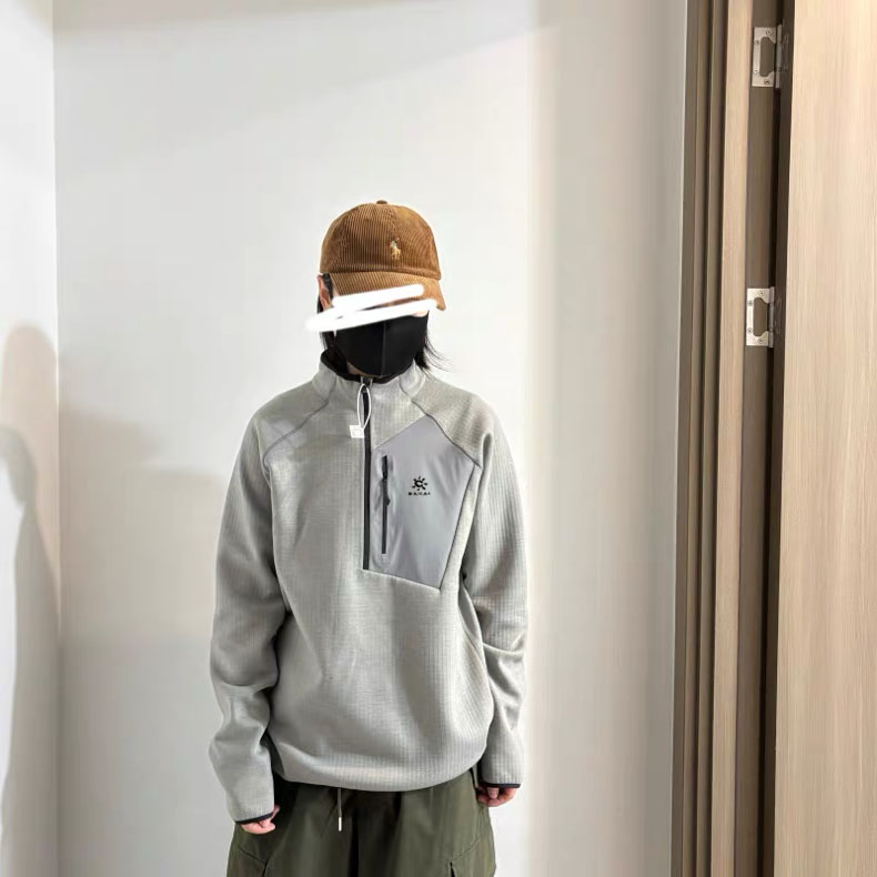 供货价:125💰『云仓特别款』出口贸易版本,天花板版本,原包装+原吊牌  半拉链爆款
全拉链格子绒抓绒立领夹克 全手工蓬缝工艺 简约易搭B1290配立领外套

颜色：黑色 灰色 红色  黄色 绿色

尺码：M L XL XXL 3XL


抓绒夹克	情侣可搭新型面料黑科技，抓绒保暖速干有型立体裁剪，中等厚度的抓绒面料，可作为高效保暖性的中间层。全长主拉链便于穿脱，拉链护颈，胸前一个不规则拉链口袋。便于储存卡片等物，同时增加整件衣服的辨识度。整衣体积适中，高密方格绒在细密的纤维间储存大量的空气，轻巧、保暖出色。并且透气性，用途广泛。五个颜色随意搭配，简约之美，户外看似极简，却不缺细节的一款外套





