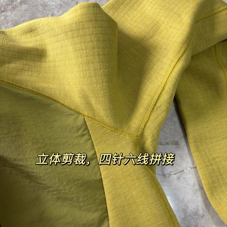 供货价:125💰『云仓特别款』出口贸易版本,天花板版本,原包装+原吊牌  半拉链爆款
全拉链格子绒抓绒立领夹克 全手工蓬缝工艺 简约易搭B1290配立领外套

颜色：黑色 灰色 红色  黄色 绿色

尺码：M L XL XXL 3XL


抓绒夹克	情侣可搭新型面料黑科技，抓绒保暖速干有型立体裁剪，中等厚度的抓绒面料，可作为高效保暖性的中间层。全长主拉链便于穿脱，拉链护颈，胸前一个不规则拉链口袋。便于储存卡片等物，同时增加整件衣服的辨识度。整衣体积适中，高密方格绒在细密的纤维间储存大量的空气，轻巧、保暖出色。并且透气性，用途广泛。五个颜色随意搭配，简约之美，户外看似极简，却不缺细节的一款外套





