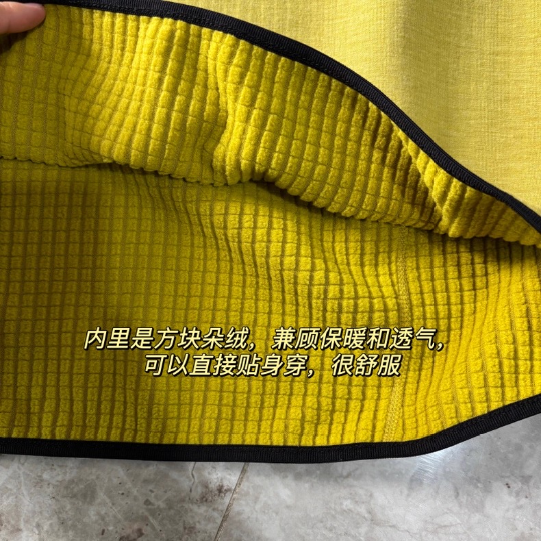 供货价:125💰『云仓特别款』出口贸易版本,天花板版本,原包装+原吊牌  半拉链爆款
全拉链格子绒抓绒立领夹克 全手工蓬缝工艺 简约易搭B1290配立领外套

颜色：黑色 灰色 红色  黄色 绿色

尺码：M L XL XXL 3XL


抓绒夹克	情侣可搭新型面料黑科技，抓绒保暖速干有型立体裁剪，中等厚度的抓绒面料，可作为高效保暖性的中间层。全长主拉链便于穿脱，拉链护颈，胸前一个不规则拉链口袋。便于储存卡片等物，同时增加整件衣服的辨识度。整衣体积适中，高密方格绒在细密的纤维间储存大量的空气，轻巧、保暖出色。并且透气性，用途广泛。五个颜色随意搭配，简约之美，户外看似极简，却不缺细节的一款外套





