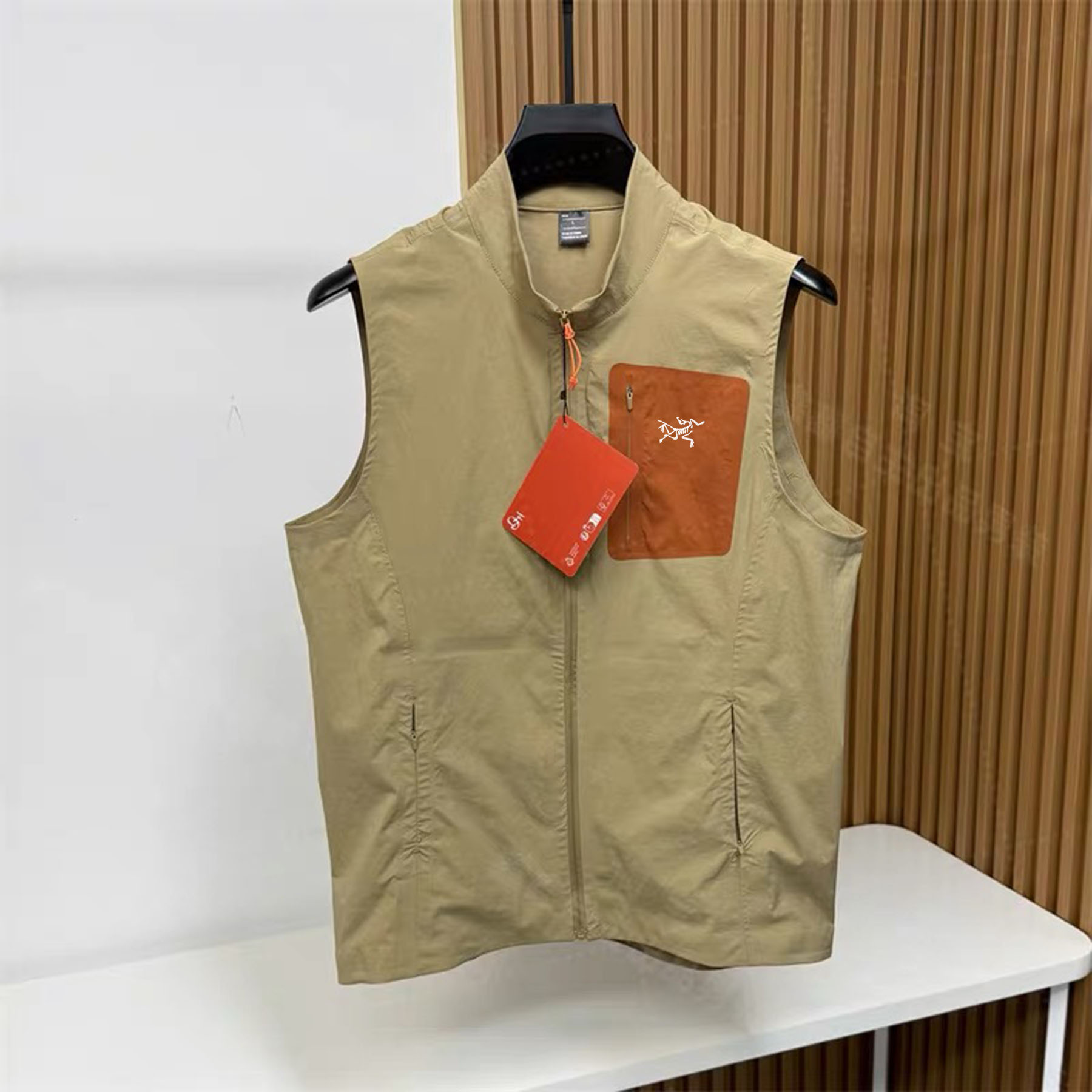 💰180:秋款户外登山立领马甲、锦氨面料微弹全压胶户外运动情侣马甲(全压胶)
马甲、锦氨面料微弹全压胶户外运动情侣马甲、都市通勤、所有的细节面料版型都和原版一毛一样，

整体设计简练低调奢华、后背接缝采用独特的无缝压胶工艺，舒适度超高、舒适挺括，确保穿着舒适‌、

此外，它还具备防紫外线功能，保护皮肤免受阳光损伤‌、

都市通勤/日常生活|户外运动必入款

颜色：黑色、灰色、卡其、

尺码：M-3XL（测量误差1-3cm属于正常）

      肩宽  胸围  后衣长（建议体重因个人体型而异）

  M  38    104    68   (110-130斤)

  L   40     110    70（130-145斤）

 XL  41     116    72（145-160斤）

XXL 42     122    74（160-175斤）

3XL 44     128    76（175-190斤