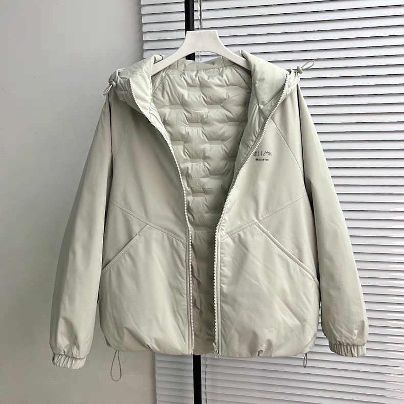 💰380:可隆2025柜子新款两面穿连帽羽绒服
男女同款
连帽设计 带防风帽和魔术贴收纳
前门襟双面拉链 右口袋双面拉头
防风帽和底边有抽绳 袖口弹力+魔术贴
做工精细 拉链顺滑
适合户外运动 滑雪 徒步 百搭实用
客供纯原面料 户外机能性高密度梭织软壳 
75%灰鹅绒+25%鹅毛填充 厚实保暖蓄热锁温 又能压风御寒防雨雪 ，都是卡标准的 大朵绒 中量型填充 加上厚实的梭织软壳来说 算得上是分量很足的羽绒服了 风吹真的吹不透 。

里料100%尼龙梭织里衬 触感细腻柔滑有光泽 减少衣物摩擦不粘毛 防钻绒跑绒！
内里能看出是分格绗缝充绒 走线都是采用进口防钻绒针工艺 密实不易跑绒

比同量填充保暖效果好得多 大部分地区冬天穿都足够
所有面料辅料等等全部客供 细节品质随意比较 到手就懂
颜色： 黑色   灰白    玫红【女】
尺码：S～2XL
尺码    胸围    衣长      袖        建议体重
S         124       66          72      90-110
M        128       68         74      110-135
L          132     70           76      135-160
XL       136    72            78      155-180
2XL      140    74            80      175-200