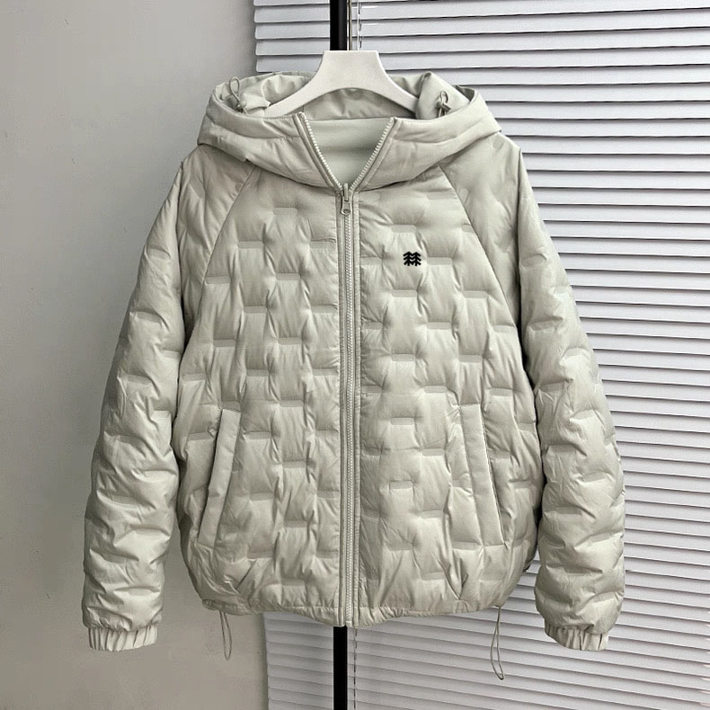 💰380:可隆2025柜子新款两面穿连帽羽绒服
男女同款
连帽设计 带防风帽和魔术贴收纳
前门襟双面拉链 右口袋双面拉头
防风帽和底边有抽绳 袖口弹力+魔术贴
做工精细 拉链顺滑
适合户外运动 滑雪 徒步 百搭实用
客供纯原面料 户外机能性高密度梭织软壳 
75%灰鹅绒+25%鹅毛填充 厚实保暖蓄热锁温 又能压风御寒防雨雪 ，都是卡标准的 大朵绒 中量型填充 加上厚实的梭织软壳来说 算得上是分量很足的羽绒服了 风吹真的吹不透 。

里料100%尼龙梭织里衬 触感细腻柔滑有光泽 减少衣物摩擦不粘毛 防钻绒跑绒！
内里能看出是分格绗缝充绒 走线都是采用进口防钻绒针工艺 密实不易跑绒

比同量填充保暖效果好得多 大部分地区冬天穿都足够
所有面料辅料等等全部客供 细节品质随意比较 到手就懂
颜色： 黑色   灰白    玫红【女】
尺码：S～2XL
尺码    胸围    衣长      袖        建议体重
S         124       66          72      90-110
M        128       68         74      110-135
L          132     70           76      135-160
XL       136    72            78      155-180
2XL      140    74            80      175-200