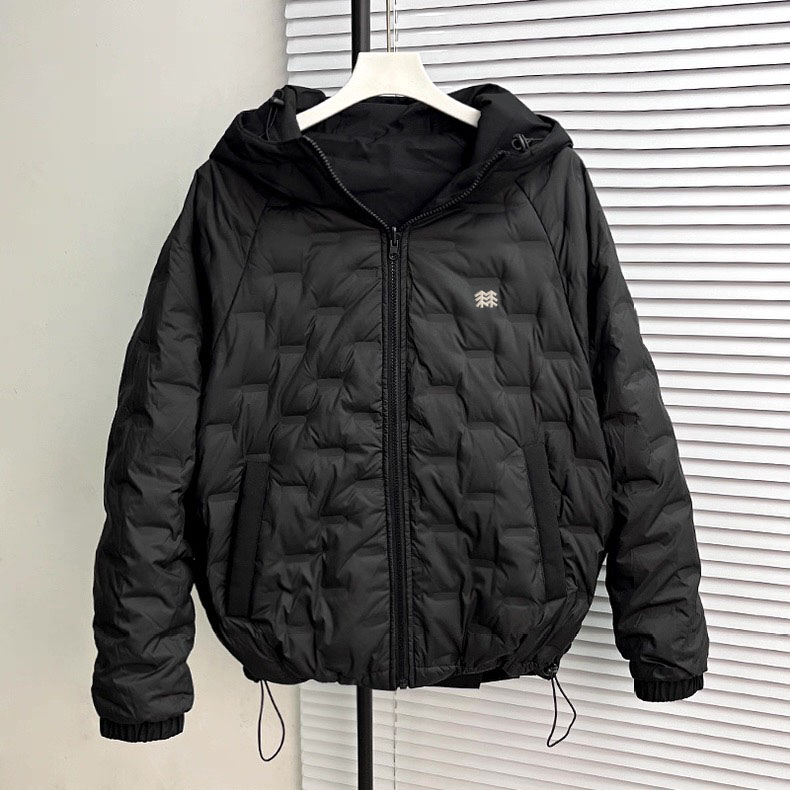 💰380:可隆2025柜子新款两面穿连帽羽绒服
男女同款
连帽设计 带防风帽和魔术贴收纳
前门襟双面拉链 右口袋双面拉头
防风帽和底边有抽绳 袖口弹力+魔术贴
做工精细 拉链顺滑
适合户外运动 滑雪 徒步 百搭实用
客供纯原面料 户外机能性高密度梭织软壳 
75%灰鹅绒+25%鹅毛填充 厚实保暖蓄热锁温 又能压风御寒防雨雪 ，都是卡标准的 大朵绒 中量型填充 加上厚实的梭织软壳来说 算得上是分量很足的羽绒服了 风吹真的吹不透 。

里料100%尼龙梭织里衬 触感细腻柔滑有光泽 减少衣物摩擦不粘毛 防钻绒跑绒！
内里能看出是分格绗缝充绒 走线都是采用进口防钻绒针工艺 密实不易跑绒

比同量填充保暖效果好得多 大部分地区冬天穿都足够
所有面料辅料等等全部客供 细节品质随意比较 到手就懂
颜色： 黑色   灰白    玫红【女】
尺码：S～2XL
尺码    胸围    衣长      袖        建议体重
S         124       66          72      90-110
M        128       68         74      110-135
L          132     70           76      135-160
XL       136    72            78      155-180
2XL      140    74            80      175-200