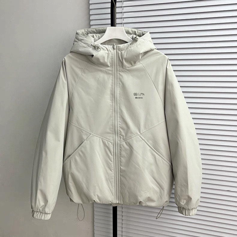 💰380:可隆2025柜子新款两面穿连帽羽绒服
男女同款
连帽设计 带防风帽和魔术贴收纳
前门襟双面拉链 右口袋双面拉头
防风帽和底边有抽绳 袖口弹力+魔术贴
做工精细 拉链顺滑
适合户外运动 滑雪 徒步 百搭实用
客供纯原面料 户外机能性高密度梭织软壳 
75%灰鹅绒+25%鹅毛填充 厚实保暖蓄热锁温 又能压风御寒防雨雪 ，都是卡标准的 大朵绒 中量型填充 加上厚实的梭织软壳来说 算得上是分量很足的羽绒服了 风吹真的吹不透 。

里料100%尼龙梭织里衬 触感细腻柔滑有光泽 减少衣物摩擦不粘毛 防钻绒跑绒！
内里能看出是分格绗缝充绒 走线都是采用进口防钻绒针工艺 密实不易跑绒

比同量填充保暖效果好得多 大部分地区冬天穿都足够
所有面料辅料等等全部客供 细节品质随意比较 到手就懂
颜色： 黑色   灰白    玫红【女】
尺码：S～2XL
尺码    胸围    衣长      袖        建议体重
S         124       66          72      90-110
M        128       68         74      110-135
L          132     70           76      135-160
XL       136    72            78      155-180
2XL      140    74            80      175-200