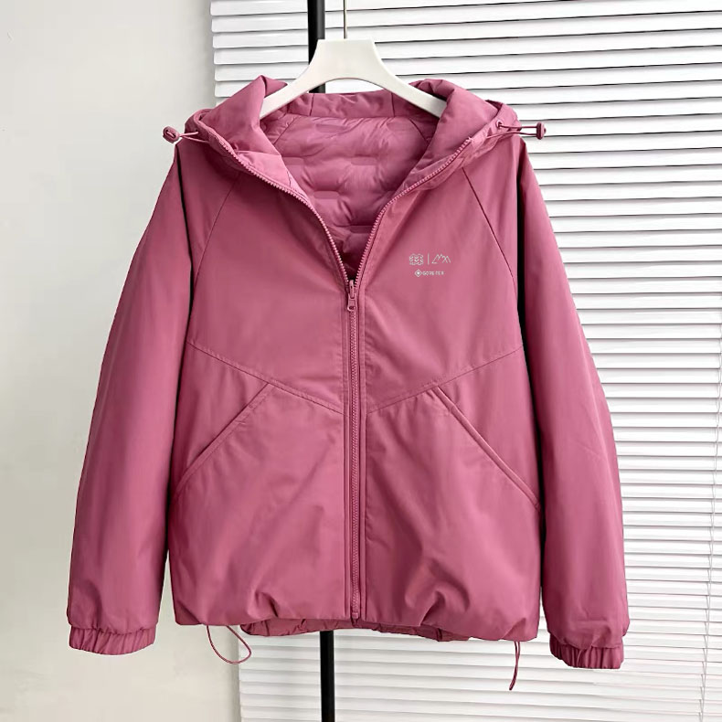 💰380:可隆2025柜子新款两面穿连帽羽绒服
男女同款
连帽设计 带防风帽和魔术贴收纳
前门襟双面拉链 右口袋双面拉头
防风帽和底边有抽绳 袖口弹力+魔术贴
做工精细 拉链顺滑
适合户外运动 滑雪 徒步 百搭实用
客供纯原面料 户外机能性高密度梭织软壳 
75%灰鹅绒+25%鹅毛填充 厚实保暖蓄热锁温 又能压风御寒防雨雪 ，都是卡标准的 大朵绒 中量型填充 加上厚实的梭织软壳来说 算得上是分量很足的羽绒服了 风吹真的吹不透 。

里料100%尼龙梭织里衬 触感细腻柔滑有光泽 减少衣物摩擦不粘毛 防钻绒跑绒！
内里能看出是分格绗缝充绒 走线都是采用进口防钻绒针工艺 密实不易跑绒

比同量填充保暖效果好得多 大部分地区冬天穿都足够
所有面料辅料等等全部客供 细节品质随意比较 到手就懂
颜色： 黑色   灰白    玫红【女】
尺码：S～2XL
尺码    胸围    衣长      袖        建议体重
S         124       66          72      90-110
M        128       68         74      110-135
L          132     70           76      135-160
XL       136    72            78      155-180
2XL      140    74            80      175-200