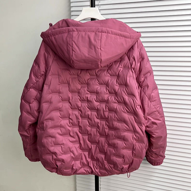 💰380:可隆2025柜子新款两面穿连帽羽绒服
男女同款
连帽设计 带防风帽和魔术贴收纳
前门襟双面拉链 右口袋双面拉头
防风帽和底边有抽绳 袖口弹力+魔术贴
做工精细 拉链顺滑
适合户外运动 滑雪 徒步 百搭实用
客供纯原面料 户外机能性高密度梭织软壳 
75%灰鹅绒+25%鹅毛填充 厚实保暖蓄热锁温 又能压风御寒防雨雪 ，都是卡标准的 大朵绒 中量型填充 加上厚实的梭织软壳来说 算得上是分量很足的羽绒服了 风吹真的吹不透 。

里料100%尼龙梭织里衬 触感细腻柔滑有光泽 减少衣物摩擦不粘毛 防钻绒跑绒！
内里能看出是分格绗缝充绒 走线都是采用进口防钻绒针工艺 密实不易跑绒

比同量填充保暖效果好得多 大部分地区冬天穿都足够
所有面料辅料等等全部客供 细节品质随意比较 到手就懂
颜色： 黑色   灰白    玫红【女】
尺码：S～2XL
尺码    胸围    衣长      袖        建议体重
S         124       66          72      90-110
M        128       68         74      110-135
L          132     70           76      135-160
XL       136    72            78      155-180
2XL      140    74            80      175-200