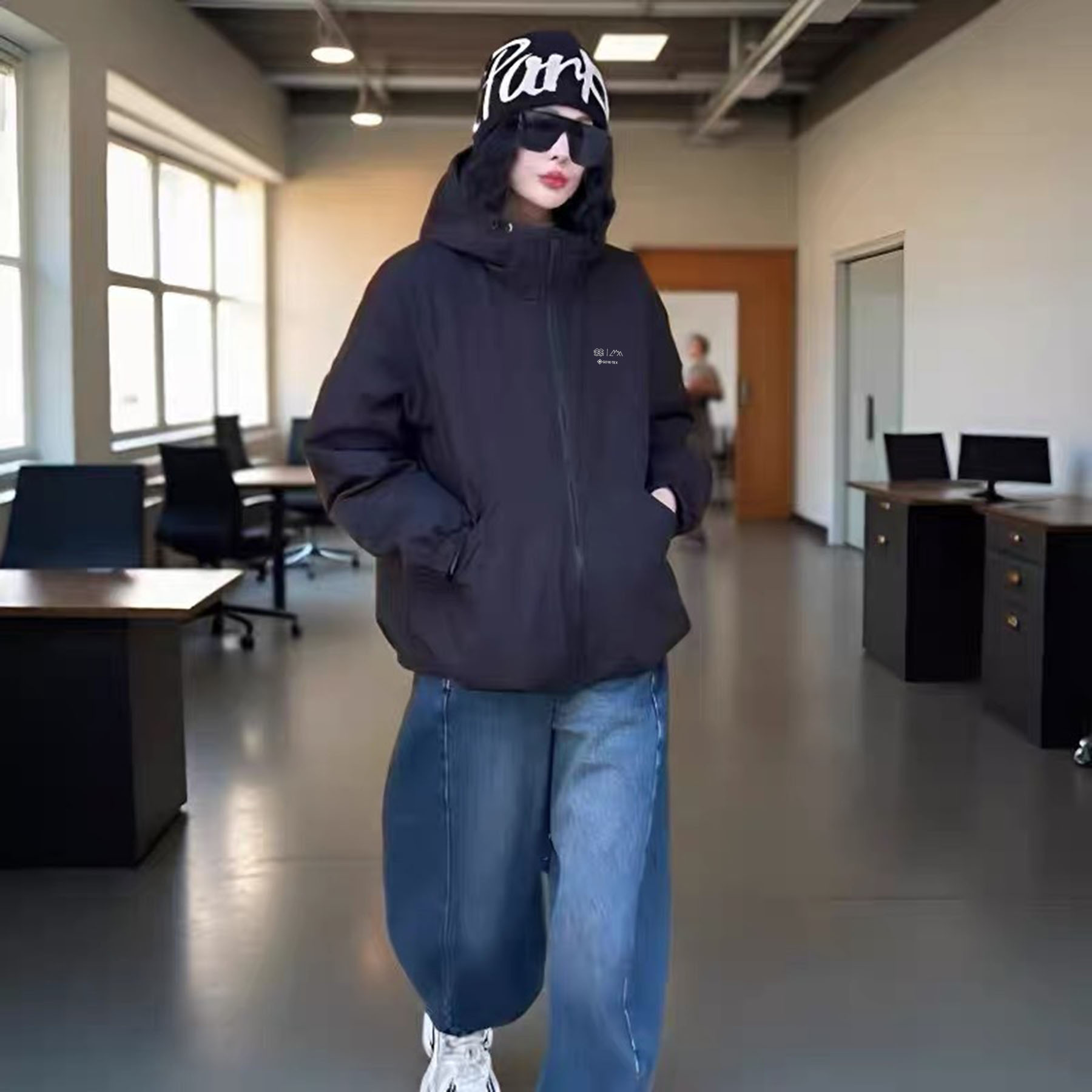 💰380:可隆2025柜子新款两面穿连帽羽绒服
男女同款
连帽设计 带防风帽和魔术贴收纳
前门襟双面拉链 右口袋双面拉头
防风帽和底边有抽绳 袖口弹力+魔术贴
做工精细 拉链顺滑
适合户外运动 滑雪 徒步 百搭实用
客供纯原面料 户外机能性高密度梭织软壳 
75%灰鹅绒+25%鹅毛填充 厚实保暖蓄热锁温 又能压风御寒防雨雪 ，都是卡标准的 大朵绒 中量型填充 加上厚实的梭织软壳来说 算得上是分量很足的羽绒服了 风吹真的吹不透 。

里料100%尼龙梭织里衬 触感细腻柔滑有光泽 减少衣物摩擦不粘毛 防钻绒跑绒！
内里能看出是分格绗缝充绒 走线都是采用进口防钻绒针工艺 密实不易跑绒

比同量填充保暖效果好得多 大部分地区冬天穿都足够
所有面料辅料等等全部客供 细节品质随意比较 到手就懂
颜色： 黑色   灰白    玫红【女】
尺码：S～2XL
尺码    胸围    衣长      袖        建议体重
S         124       66          72      90-110
M        128       68         74      110-135
L          132     70           76      135-160
XL       136    72            78      155-180
2XL      140    74            80      175-200