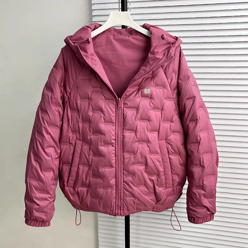 💰380:可隆2025柜子新款两面穿连帽羽绒服
男女同款
连帽设计 带防风帽和魔术贴收纳
前门襟双面拉链 右口袋双面拉头
防风帽和底边有抽绳 袖口弹力+魔术贴
做工精细 拉链顺滑
适合户外运动 滑雪 徒步 百搭实用
客供纯原面料 户外机能性高密度梭织软壳 
75%灰鹅绒+25%鹅毛填充 厚实保暖蓄热锁温 又能压风御寒防雨雪 ，都是卡标准的 大朵绒 中量型填充 加上厚实的梭织软壳来说 算得上是分量很足的羽绒服了 风吹真的吹不透 。

里料100%尼龙梭织里衬 触感细腻柔滑有光泽 减少衣物摩擦不粘毛 防钻绒跑绒！
内里能看出是分格绗缝充绒 走线都是采用进口防钻绒针工艺 密实不易跑绒

比同量填充保暖效果好得多 大部分地区冬天穿都足够
所有面料辅料等等全部客供 细节品质随意比较 到手就懂
颜色： 黑色   灰白    玫红【女】
尺码：S～2XL
尺码    胸围    衣长      袖        建议体重
S         124       66          72      90-110
M        128       68         74      110-135
L          132     70           76      135-160
XL       136    72            78      155-180
2XL      140    74            80      175-200