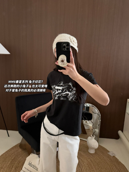 MM6 Maison Margiela Women's Black Rabbit Print Short Sleeve T-Shirt 1 MM6 Maison Margiela Women's Black Rabbit Print Short Sleeve T-Shirt