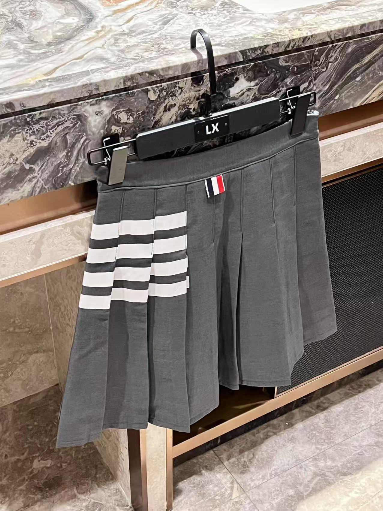 Pleated Mini Skirt with Striped Detail - Classic High School Style 4 i1746975213915 6519 0 0