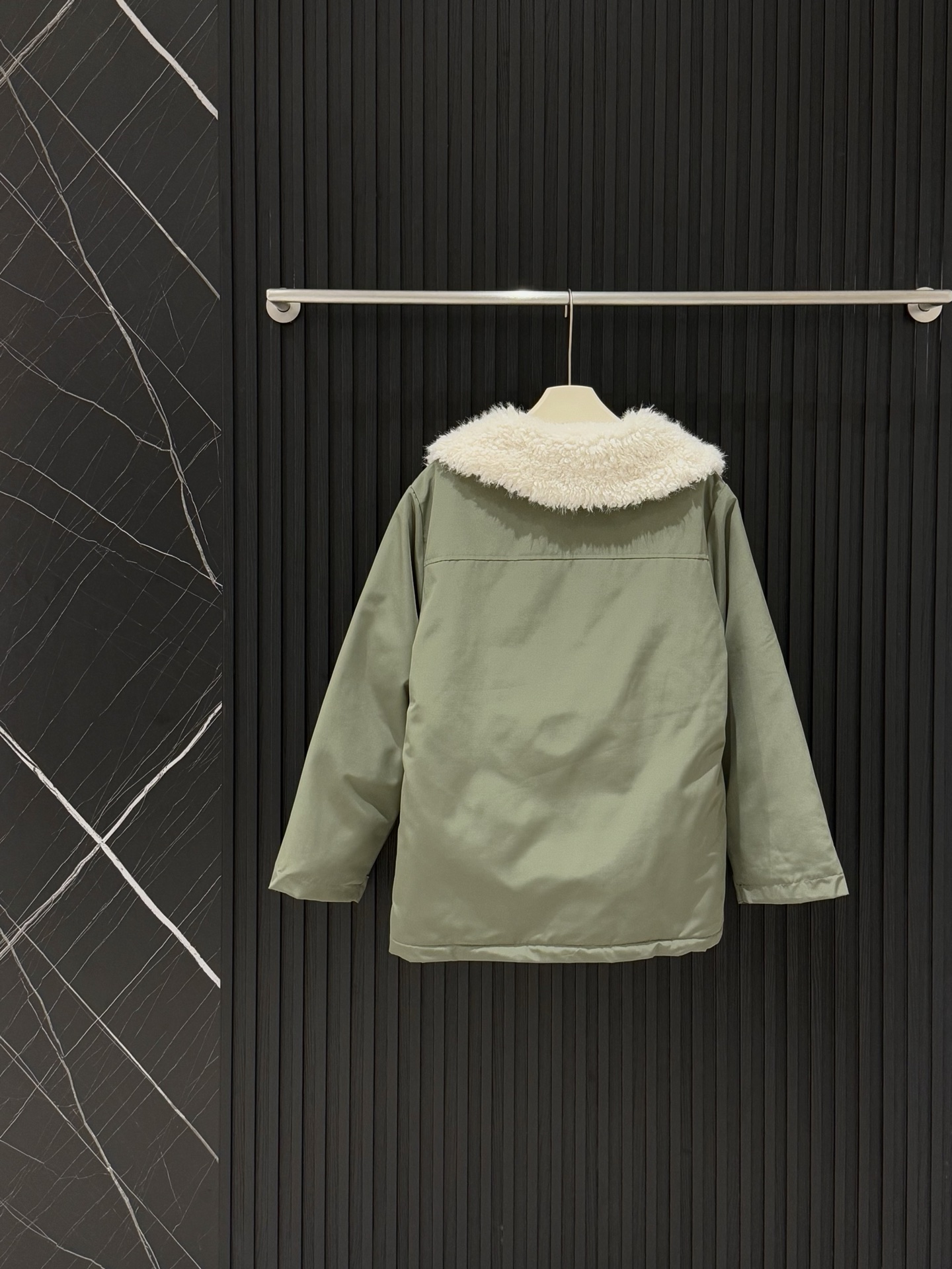 款号：3783
P：194【爆款】
最近很火的露思同款派克服安排了~
又被露思狠狠种草了!这个冬天再也不怕冷了
上身真的巨暖和
内里毛毛像电热毯暖暖的
军绿色的面料
双拉头加魔术贴扣特别抗风保暖，融合男友风派克版型打造嗲酷盐系！H版型又A又飒，高阶风随手拿捏，舒展自如包容身形，提气且不压身高
！毛毛大翻领的设计，挺阔有型修饰肩型更显气质高挑，上身自带酷感属性，简直是冬日的救星啊!中长款的设计，不管是日常出行还是度假旅行