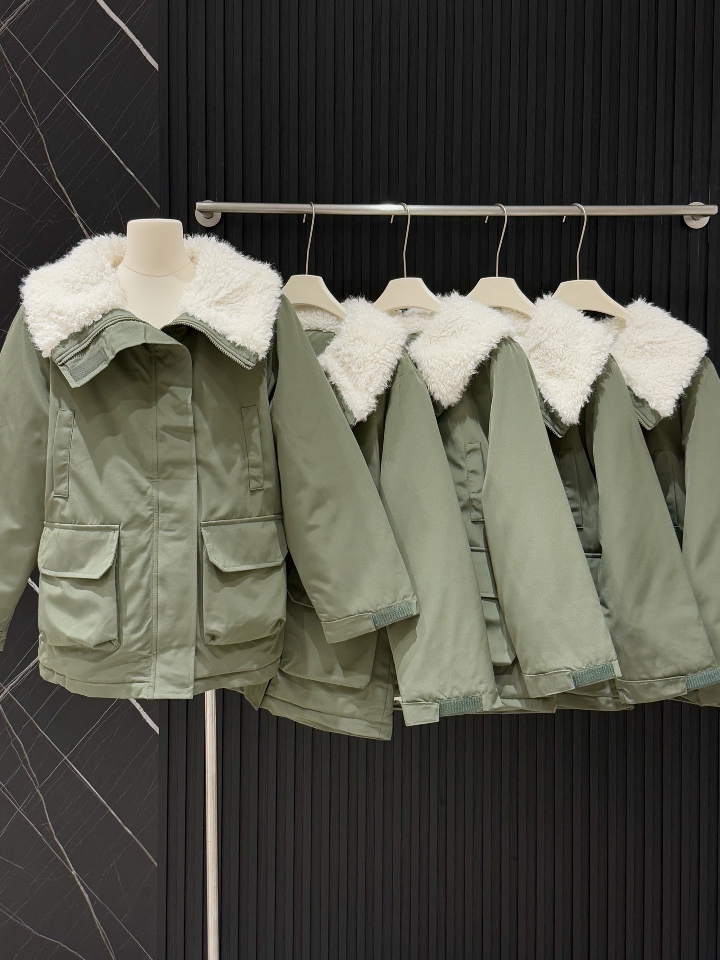 款号：3783
P：194【爆款】
最近很火的露思同款派克服安排了~
又被露思狠狠种草了!这个冬天再也不怕冷了
上身真的巨暖和
内里毛毛像电热毯暖暖的
军绿色的面料
双拉头加魔术贴扣特别抗风保暖，融合男友风派克版型打造嗲酷盐系！H版型又A又飒，高阶风随手拿捏，舒展自如包容身形，提气且不压身高
！毛毛大翻领的设计，挺阔有型修饰肩型更显气质高挑，上身自带酷感属性，简直是冬日的救星啊!中长款的设计，不管是日常出行还是度假旅行