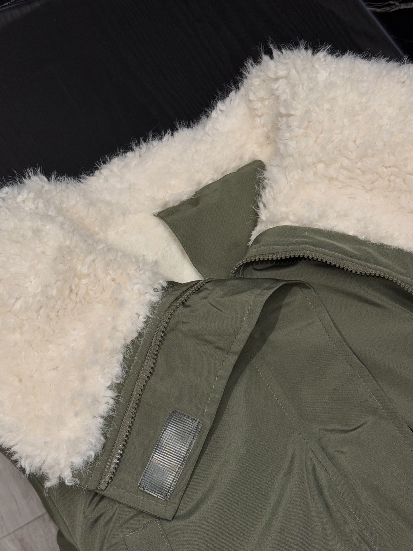 款号：3783
P：194【爆款】
最近很火的露思同款派克服安排了~
又被露思狠狠种草了!这个冬天再也不怕冷了
上身真的巨暖和
内里毛毛像电热毯暖暖的
军绿色的面料
双拉头加魔术贴扣特别抗风保暖，融合男友风派克版型打造嗲酷盐系！H版型又A又飒，高阶风随手拿捏，舒展自如包容身形，提气且不压身高
！毛毛大翻领的设计，挺阔有型修饰肩型更显气质高挑，上身自带酷感属性，简直是冬日的救星啊!中长款的设计，不管是日常出行还是度假旅行