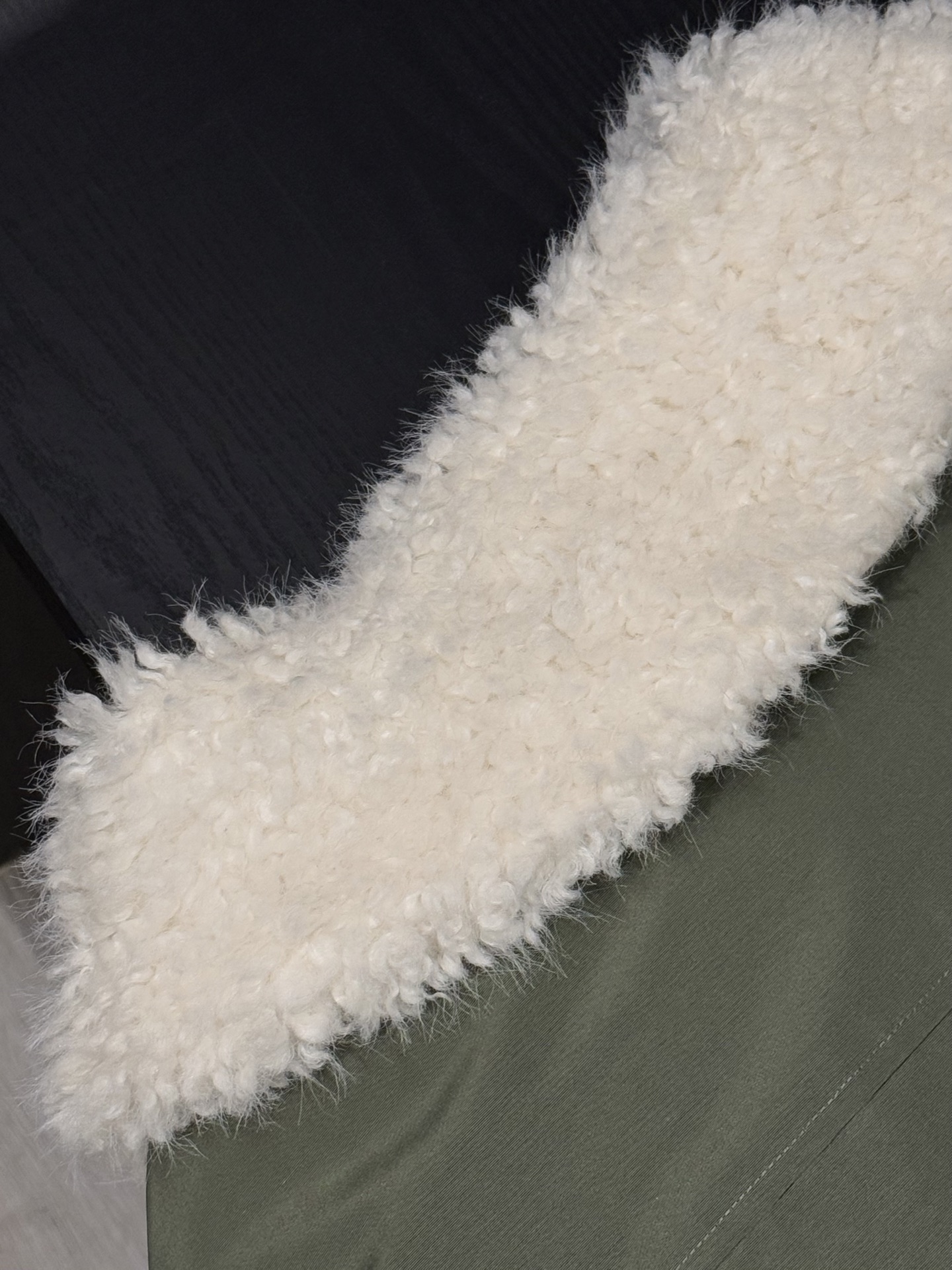 款号：3783
P：194【爆款】
最近很火的露思同款派克服安排了~
又被露思狠狠种草了!这个冬天再也不怕冷了
上身真的巨暖和
内里毛毛像电热毯暖暖的
军绿色的面料
双拉头加魔术贴扣特别抗风保暖，融合男友风派克版型打造嗲酷盐系！H版型又A又飒，高阶风随手拿捏，舒展自如包容身形，提气且不压身高
！毛毛大翻领的设计，挺阔有型修饰肩型更显气质高挑，上身自带酷感属性，简直是冬日的救星啊!中长款的设计，不管是日常出行还是度假旅行