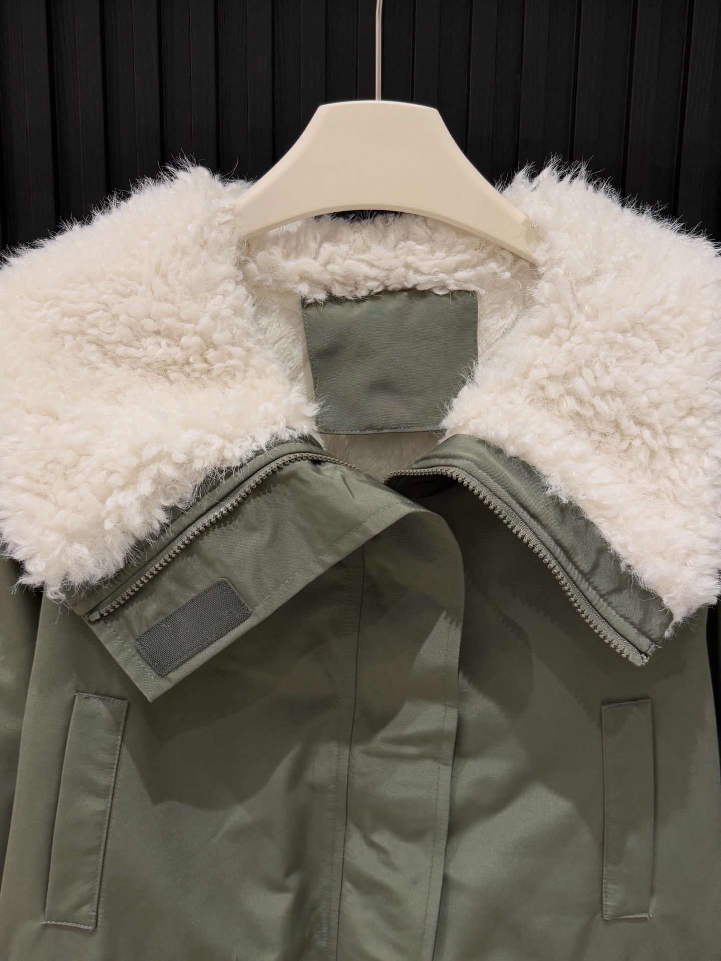 款号：3783
P：194【爆款】
最近很火的露思同款派克服安排了~
又被露思狠狠种草了!这个冬天再也不怕冷了
上身真的巨暖和
内里毛毛像电热毯暖暖的
军绿色的面料
双拉头加魔术贴扣特别抗风保暖，融合男友风派克版型打造嗲酷盐系！H版型又A又飒，高阶风随手拿捏，舒展自如包容身形，提气且不压身高
！毛毛大翻领的设计，挺阔有型修饰肩型更显气质高挑，上身自带酷感属性，简直是冬日的救星啊!中长款的设计，不管是日常出行还是度假旅行