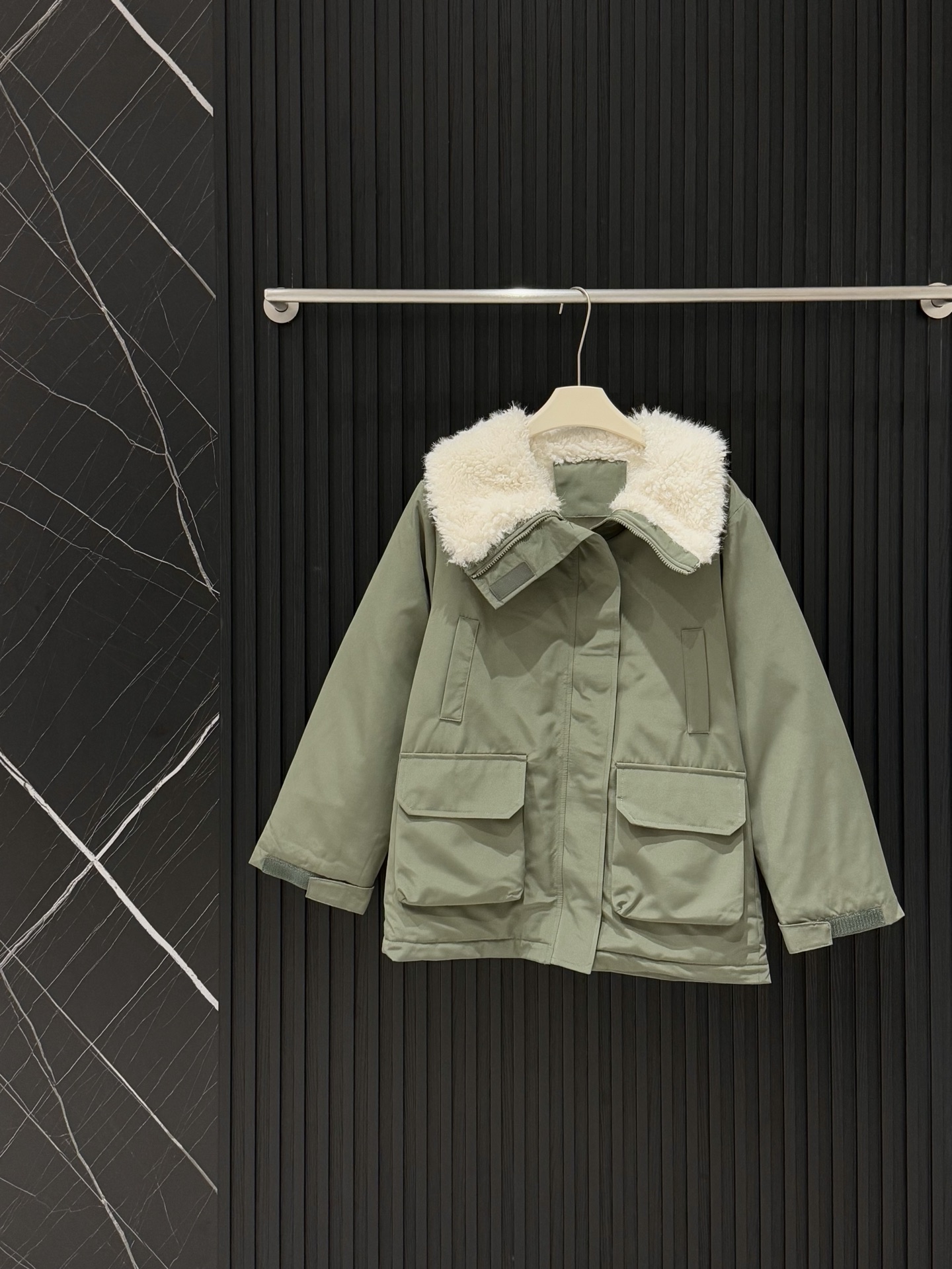 款号：3783
P：194【爆款】
最近很火的露思同款派克服安排了~
又被露思狠狠种草了!这个冬天再也不怕冷了
上身真的巨暖和
内里毛毛像电热毯暖暖的
军绿色的面料
双拉头加魔术贴扣特别抗风保暖，融合男友风派克版型打造嗲酷盐系！H版型又A又飒，高阶风随手拿捏，舒展自如包容身形，提气且不压身高
！毛毛大翻领的设计，挺阔有型修饰肩型更显气质高挑，上身自带酷感属性，简直是冬日的救星啊!中长款的设计，不管是日常出行还是度假旅行