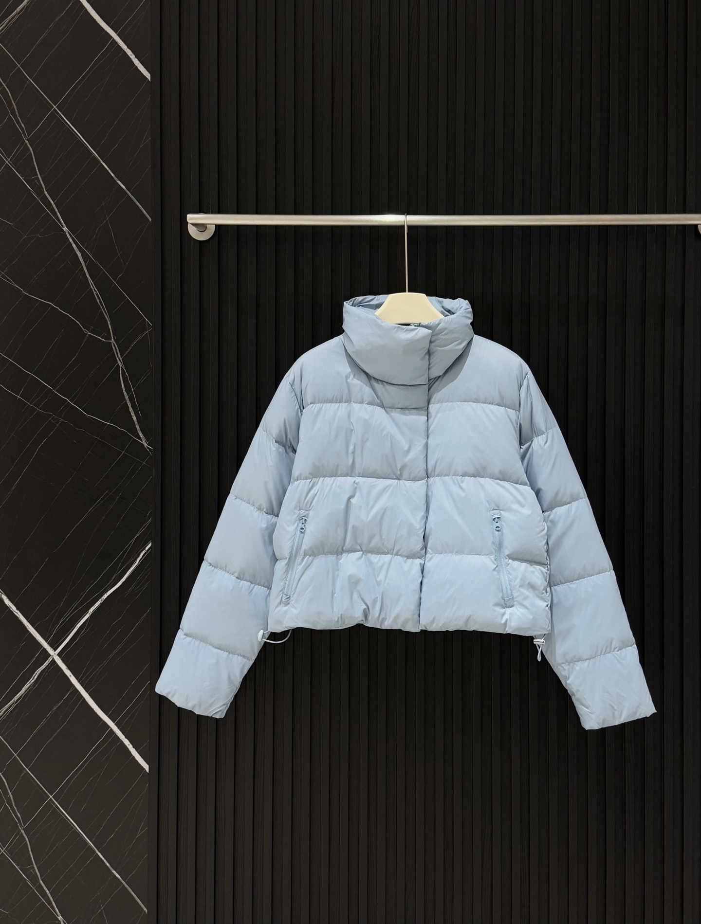 款号：3784
P：314【羽绒服】
a10秋冬新款泡芙羽绒服
秋冬氛围感密码被我找到了！
短款设计简直是小个子天菜🥳
轻松拉高腰线，腿长直接视觉+10cm！
不管是配百褶裙走甜酷风，还是搭休闲裤打造随性松弛感，甚至露肩搭配小短裙走纯欲路线，都能完美hold住～