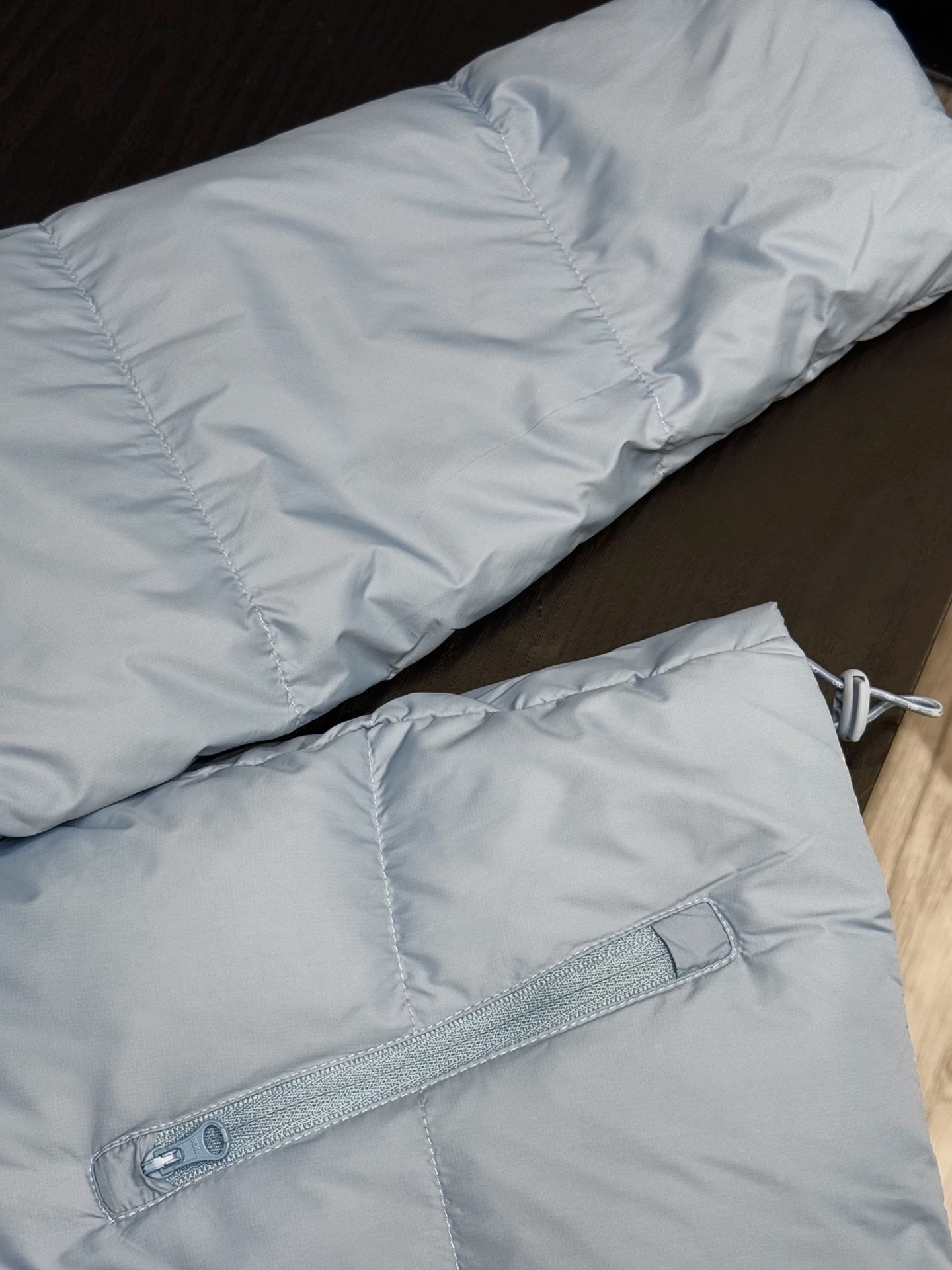 款号：3784
P：314【羽绒服】
a10秋冬新款泡芙羽绒服
秋冬氛围感密码被我找到了！
短款设计简直是小个子天菜🥳
轻松拉高腰线，腿长直接视觉+10cm！
不管是配百褶裙走甜酷风，还是搭休闲裤打造随性松弛感，甚至露肩搭配小短裙走纯欲路线，都能完美hold住～