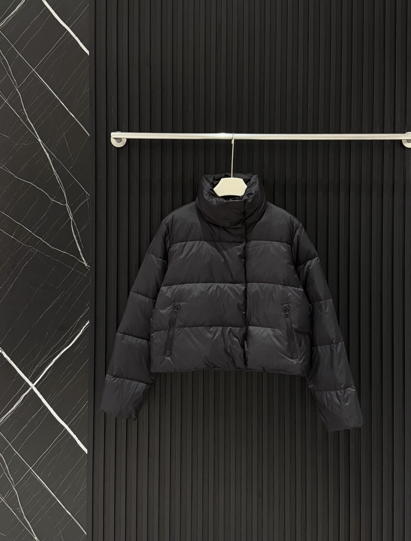 款号：3784
P：314【羽绒服】
a10秋冬新款泡芙羽绒服
秋冬氛围感密码被我找到了！
短款设计简直是小个子天菜🥳
轻松拉高腰线，腿长直接视觉+10cm！
不管是配百褶裙走甜酷风，还是搭休闲裤打造随性松弛感，甚至露肩搭配小短裙走纯欲路线，都能完美hold住～