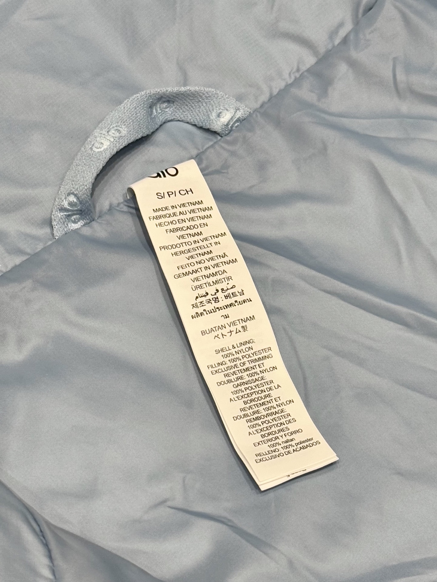 款号：3784
P：314【羽绒服】
a10秋冬新款泡芙羽绒服
秋冬氛围感密码被我找到了！
短款设计简直是小个子天菜🥳
轻松拉高腰线，腿长直接视觉+10cm！
不管是配百褶裙走甜酷风，还是搭休闲裤打造随性松弛感，甚至露肩搭配小短裙走纯欲路线，都能完美hold住～