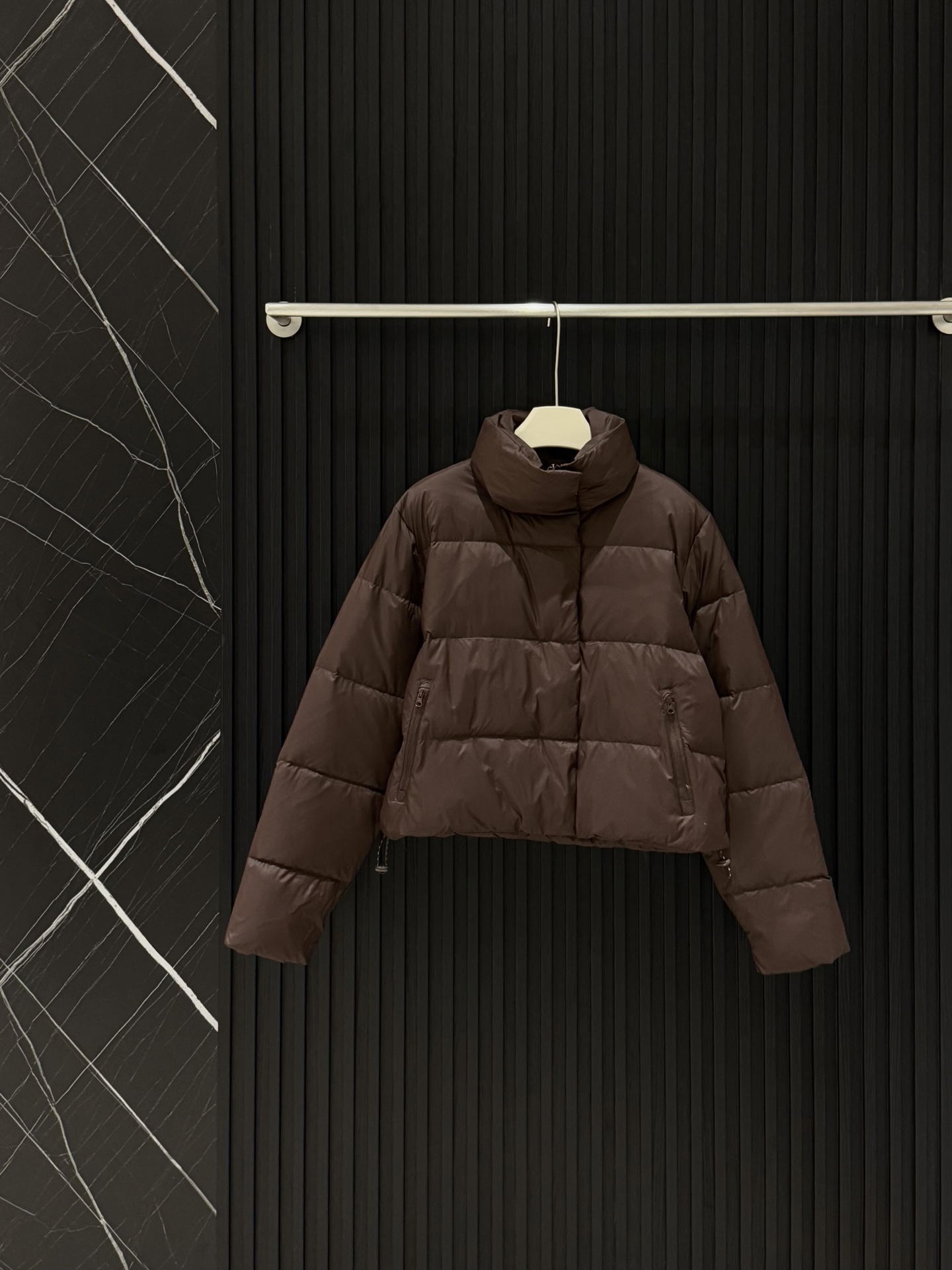 款号：3784
P：314【羽绒服】
a10秋冬新款泡芙羽绒服
秋冬氛围感密码被我找到了！
短款设计简直是小个子天菜🥳
轻松拉高腰线，腿长直接视觉+10cm！
不管是配百褶裙走甜酷风，还是搭休闲裤打造随性松弛感，甚至露肩搭配小短裙走纯欲路线，都能完美hold住～