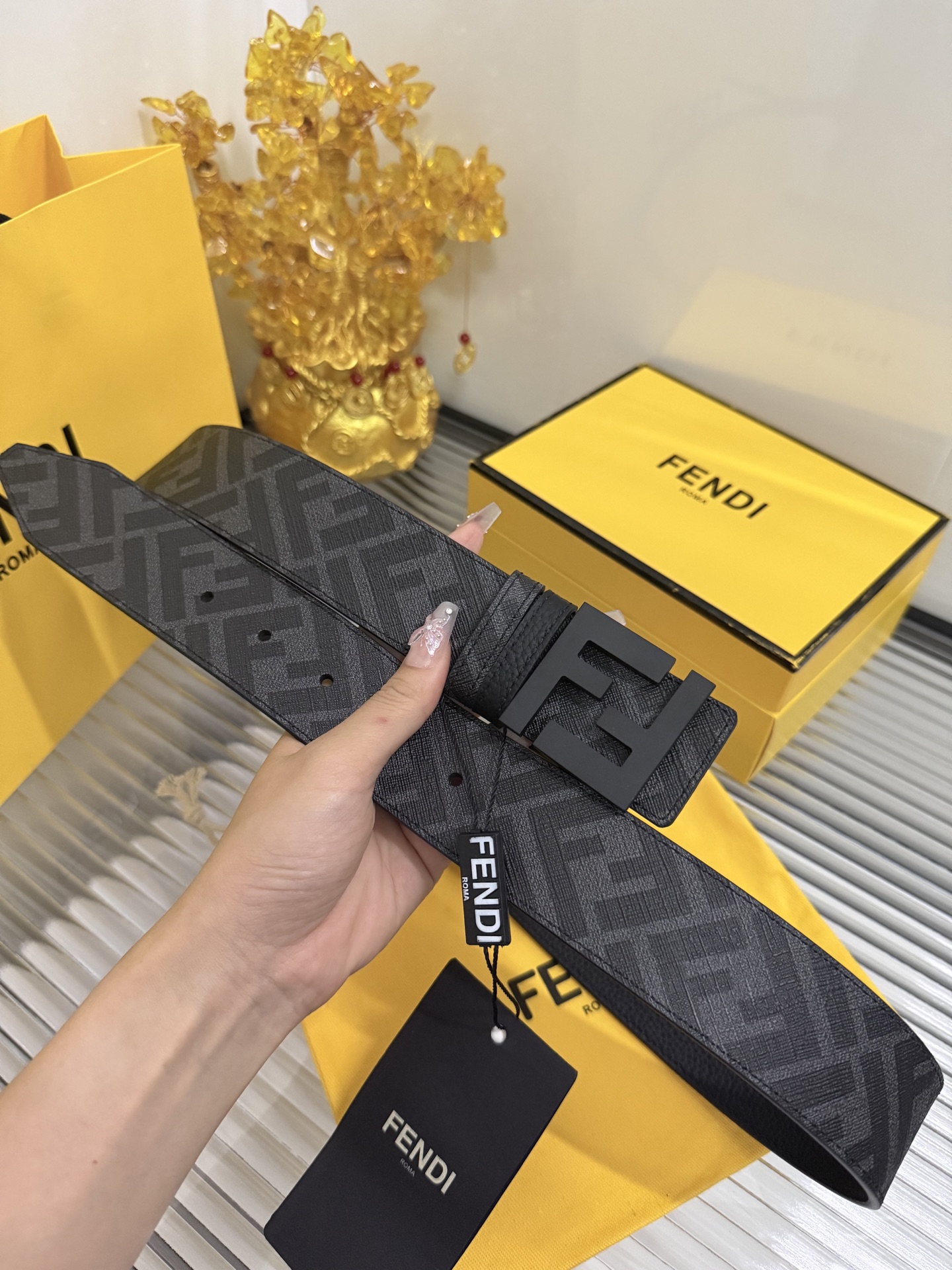 Fendi 宽度：𝟰.𝟬𝗰𝗺 芬迪 FENDI 系列 /小牛皮荔枝+精品钨钢五金扣