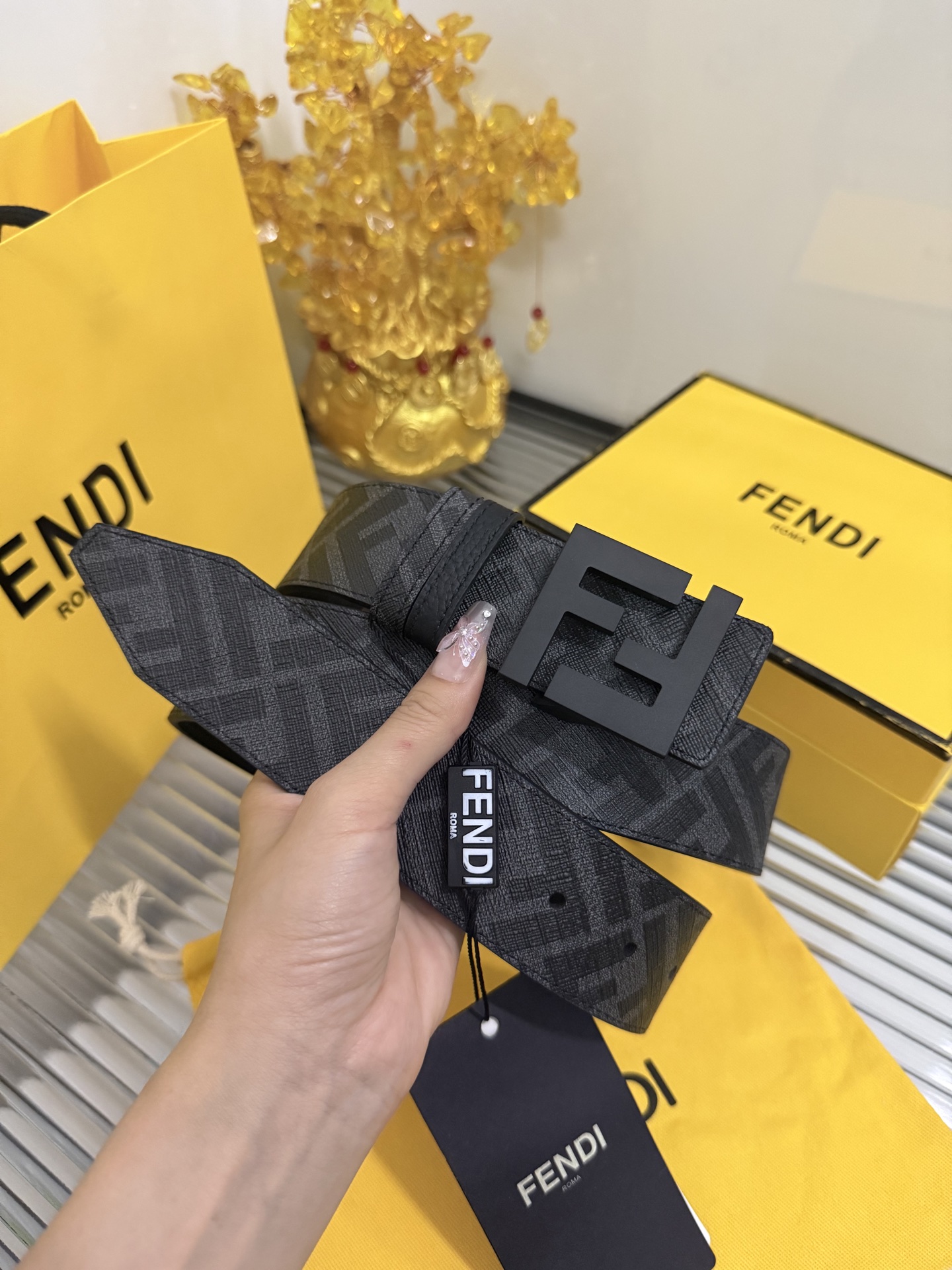 Fendi 宽度：𝟰.𝟬𝗰𝗺 芬迪 FENDI 系列 /小牛皮荔枝+精品钨钢五金扣