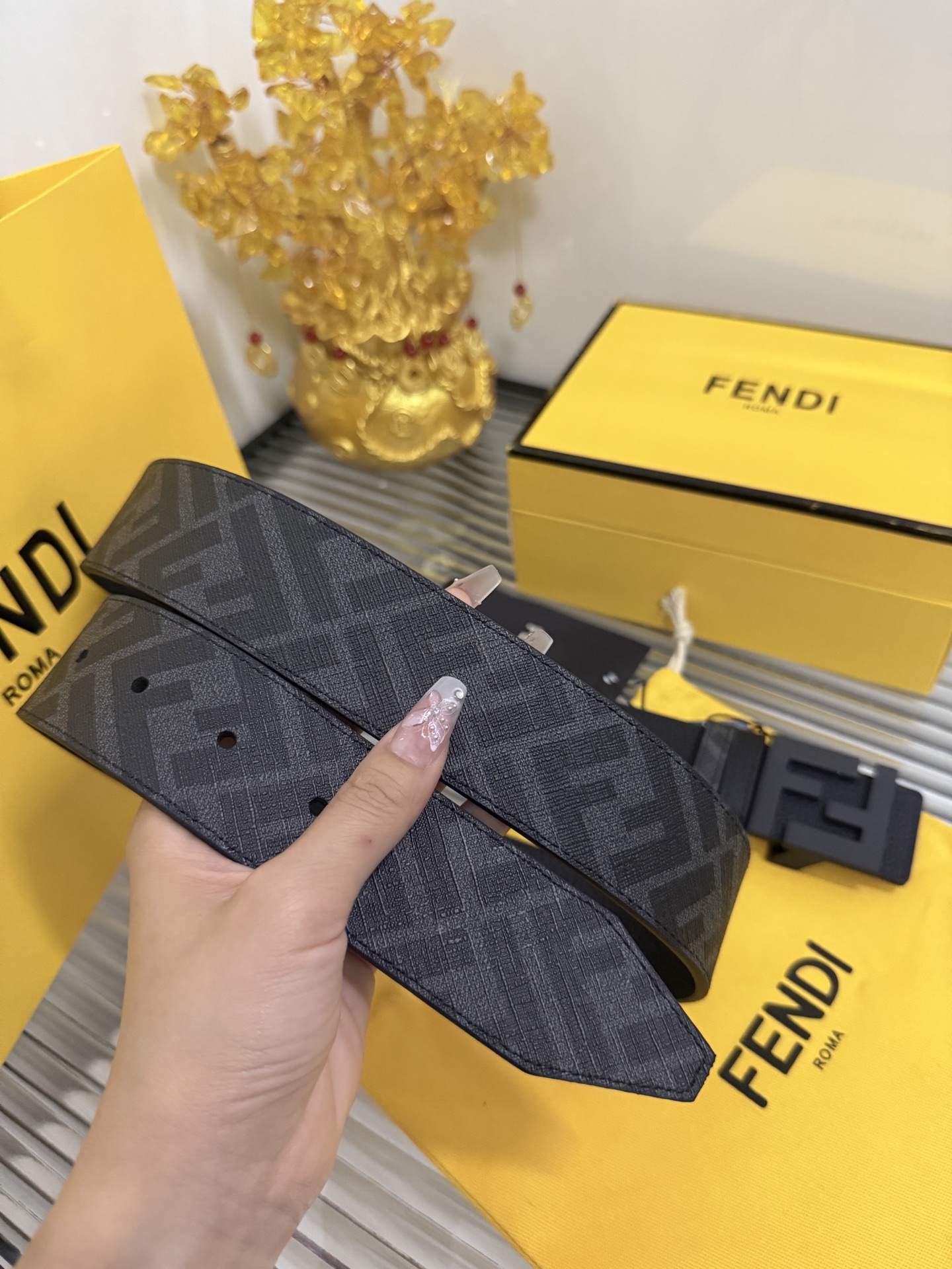Fendi 宽度：𝟰.𝟬𝗰𝗺 芬迪 FENDI 系列 /小牛皮荔枝+精品钨钢五金扣