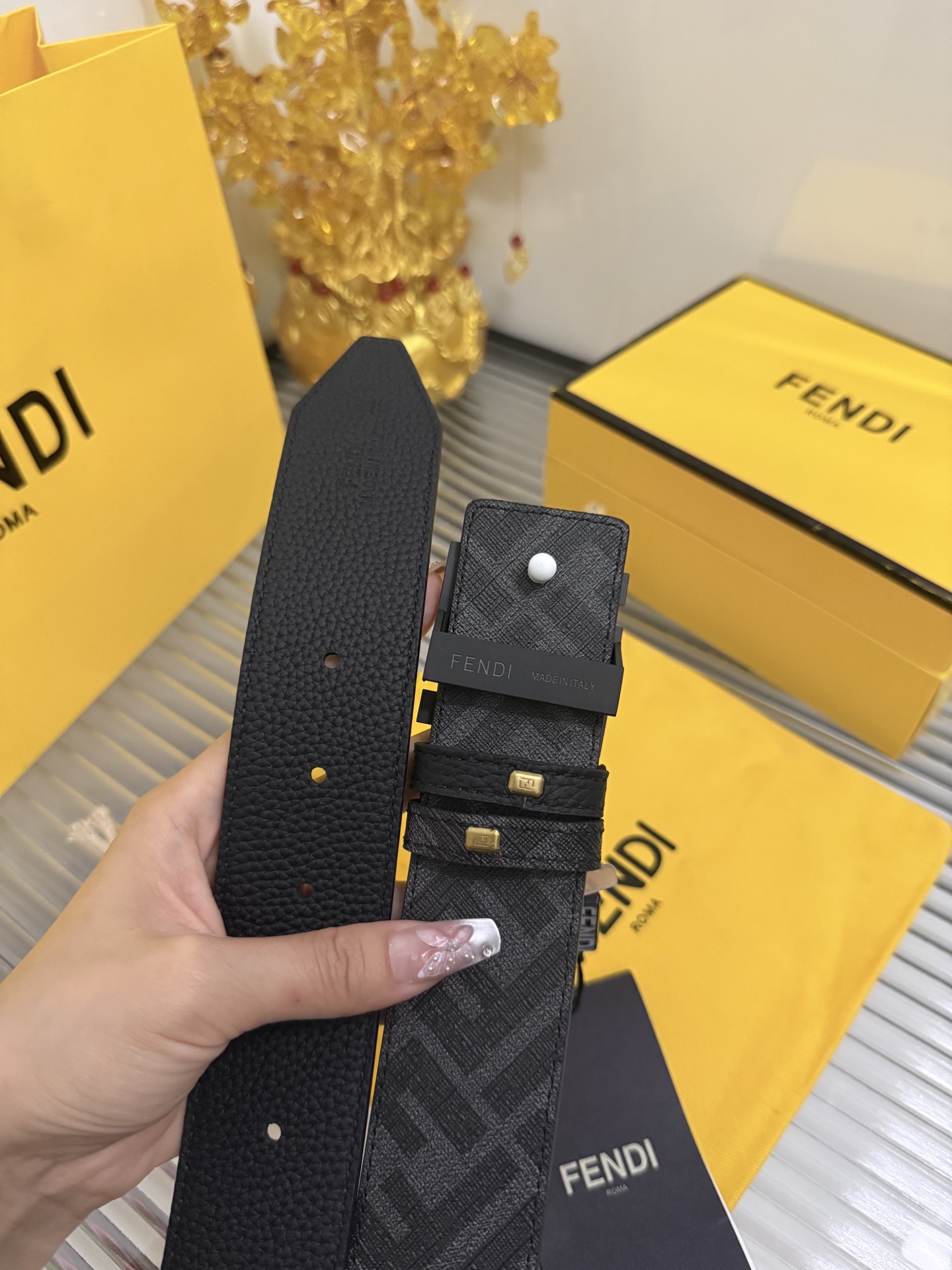 Fendi 宽度：𝟰.𝟬𝗰𝗺 芬迪 FENDI 系列 /小牛皮荔枝+精品钨钢五金扣