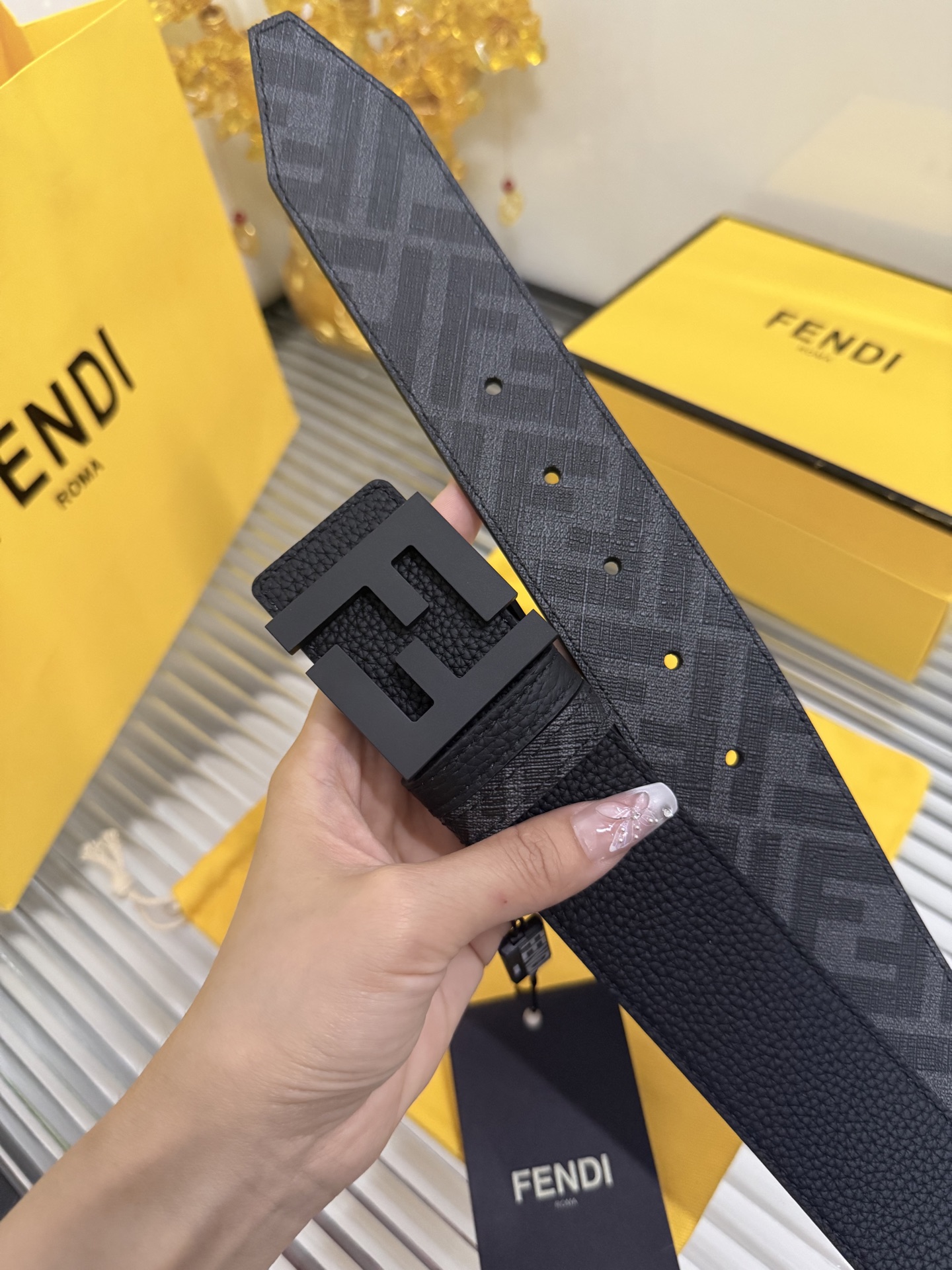 Fendi 宽度：𝟰.𝟬𝗰𝗺 芬迪 FENDI 系列 /小牛皮荔枝+精品钨钢五金扣