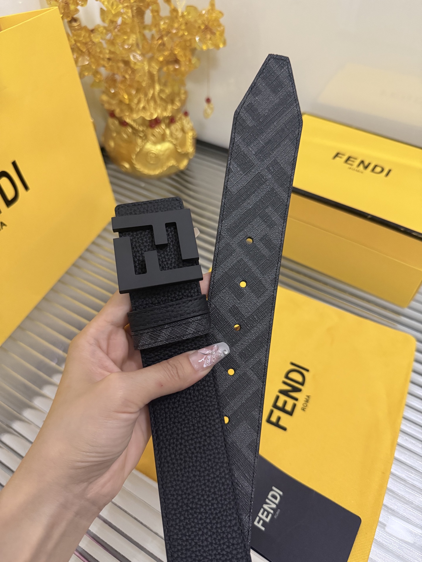 Fendi 宽度：𝟰.𝟬𝗰𝗺 芬迪 FENDI 系列 /小牛皮荔枝+精品钨钢五金扣