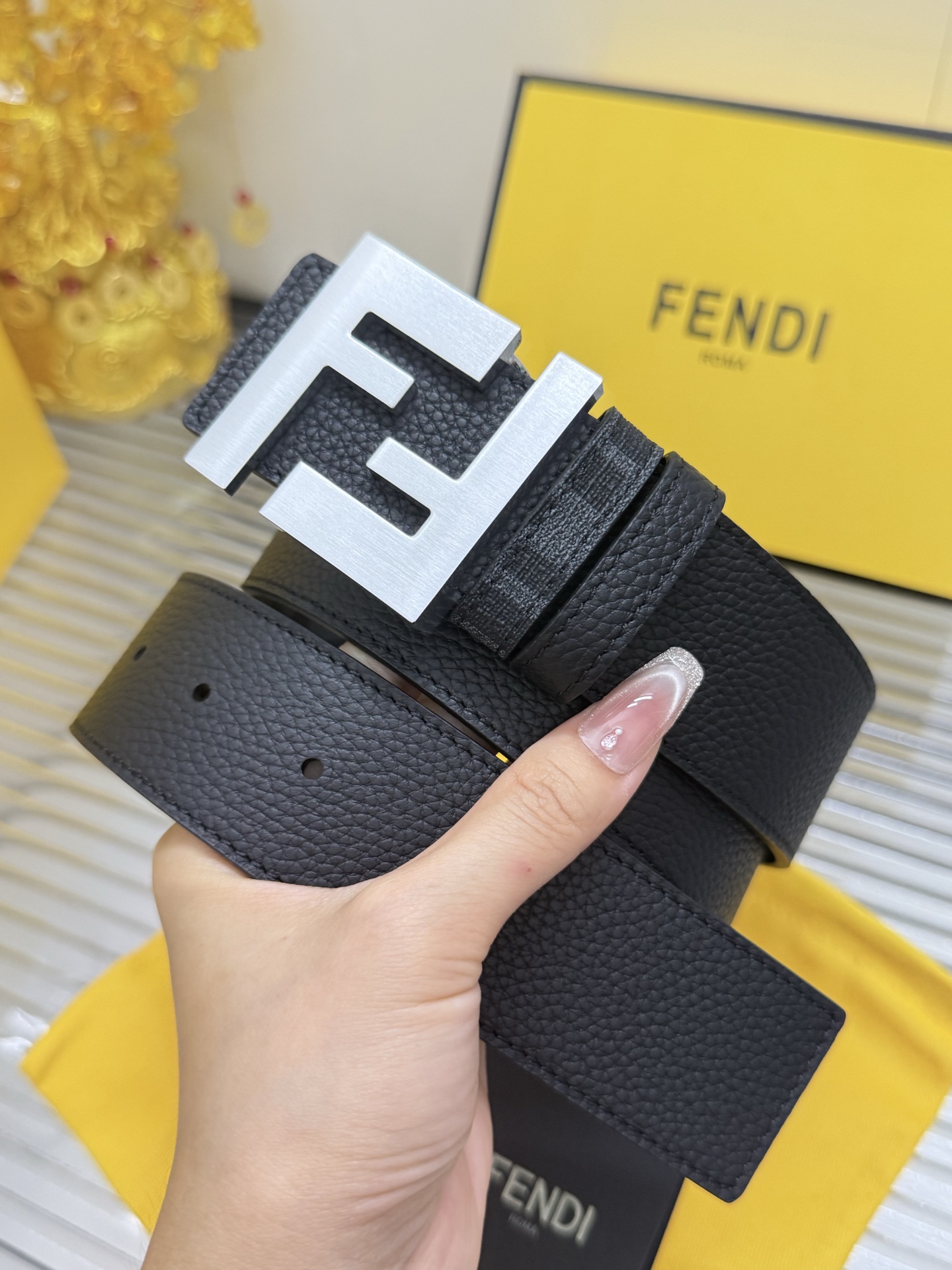 Fendi 宽度：𝟰 𝟬𝗰𝗺 𝐖𝐨𝐦𝐞𝐧'𝐬 𝐛𝐞𝐥𝐭 芬迪 FENDI 双面可使用 花纹/荔枝纹 进口小牛皮+精品纯铜五金扣