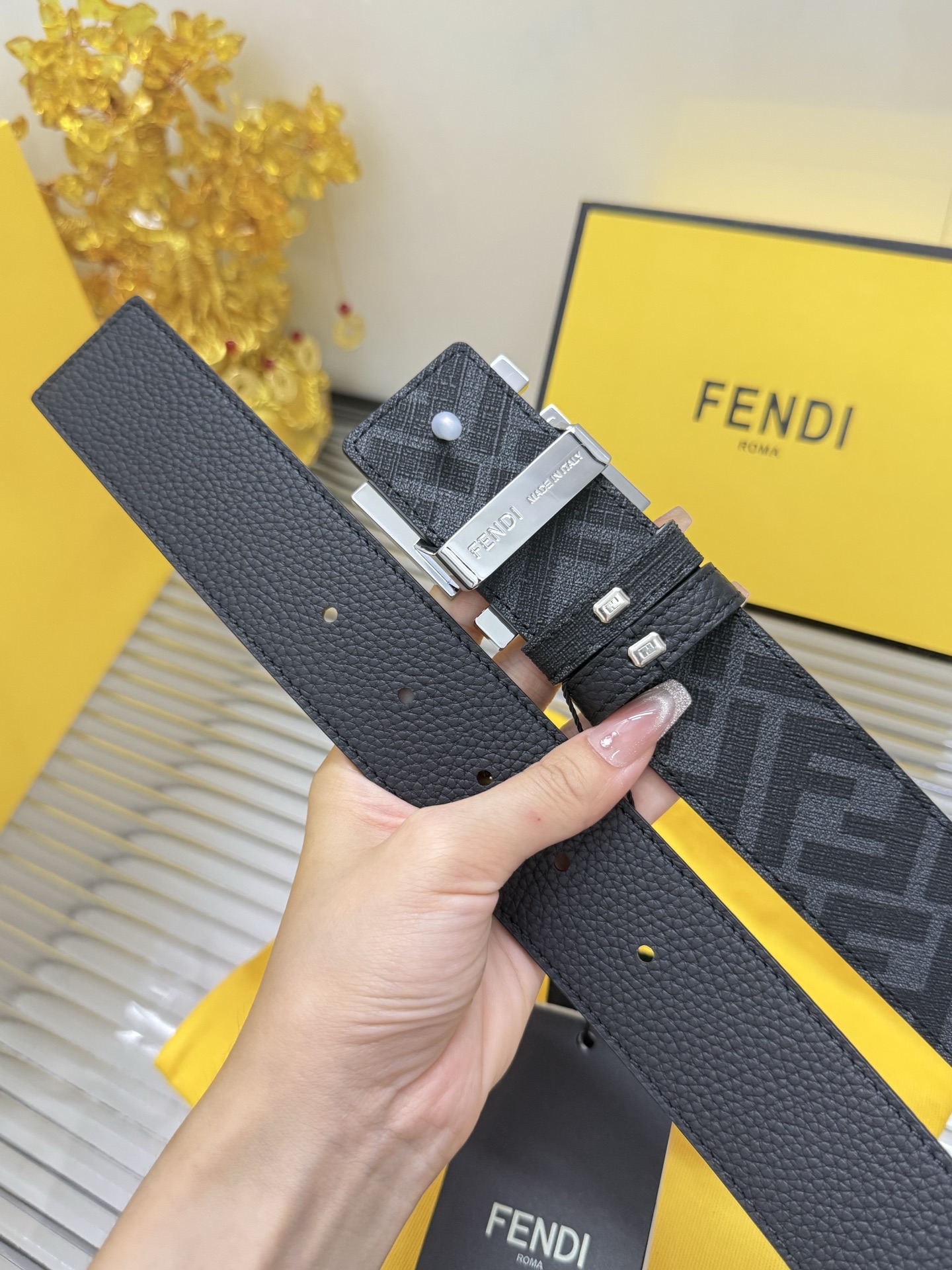 Fendi 宽度：𝟰 𝟬𝗰𝗺 𝐖𝐨𝐦𝐞𝐧'𝐬 𝐛𝐞𝐥𝐭 芬迪 FENDI 双面可使用 花纹/荔枝纹 进口小牛皮+精品纯铜五金扣
