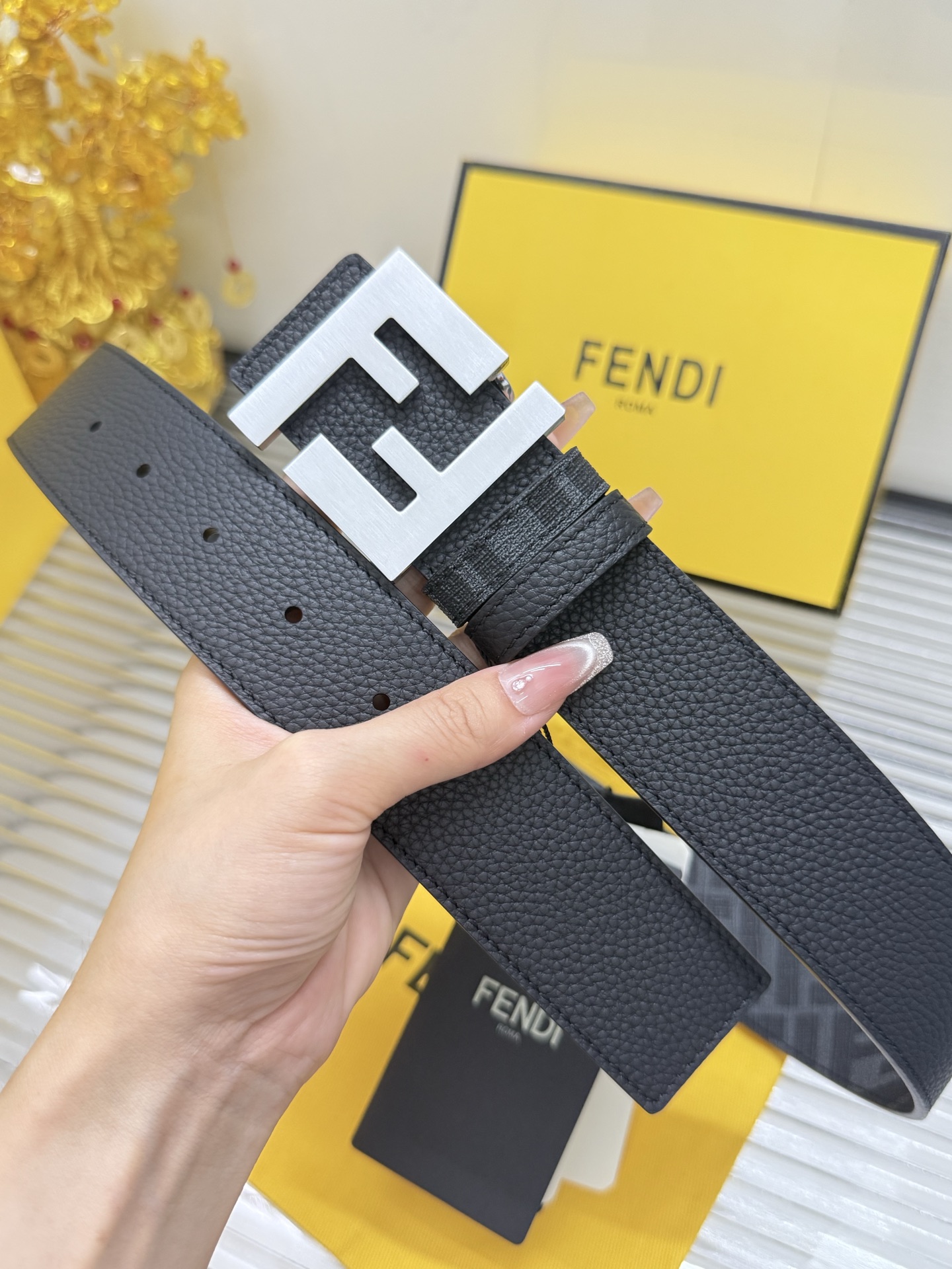 Fendi 宽度：𝟰 𝟬𝗰𝗺 𝐖𝐨𝐦𝐞𝐧'𝐬 𝐛𝐞𝐥𝐭 芬迪 FENDI 双面可使用 花纹/荔枝纹 进口小牛皮+精品纯铜五金扣