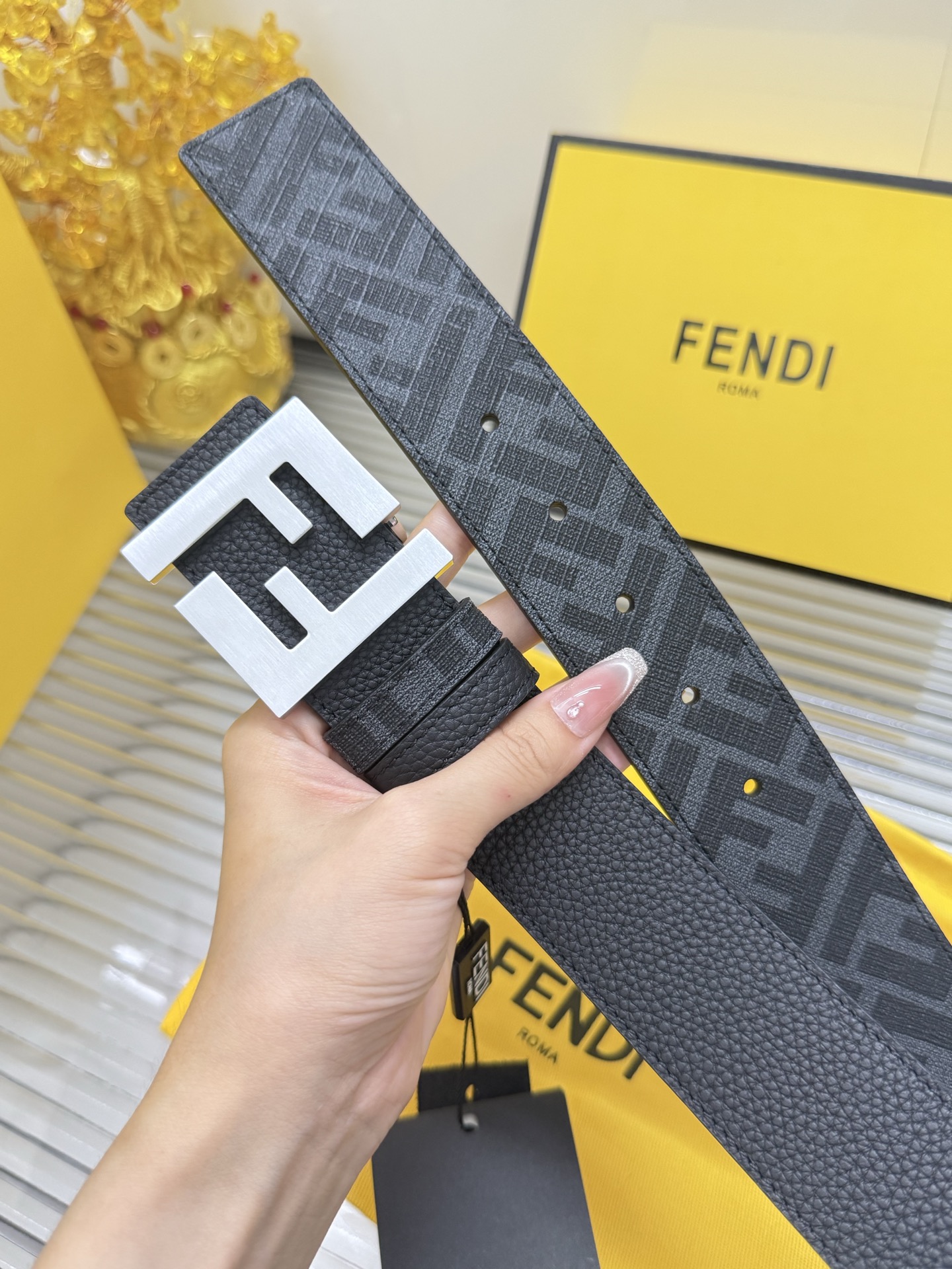 Fendi 宽度：𝟰 𝟬𝗰𝗺 𝐖𝐨𝐦𝐞𝐧'𝐬 𝐛𝐞𝐥𝐭 芬迪 FENDI 双面可使用 花纹/荔枝纹 进口小牛皮+精品纯铜五金扣