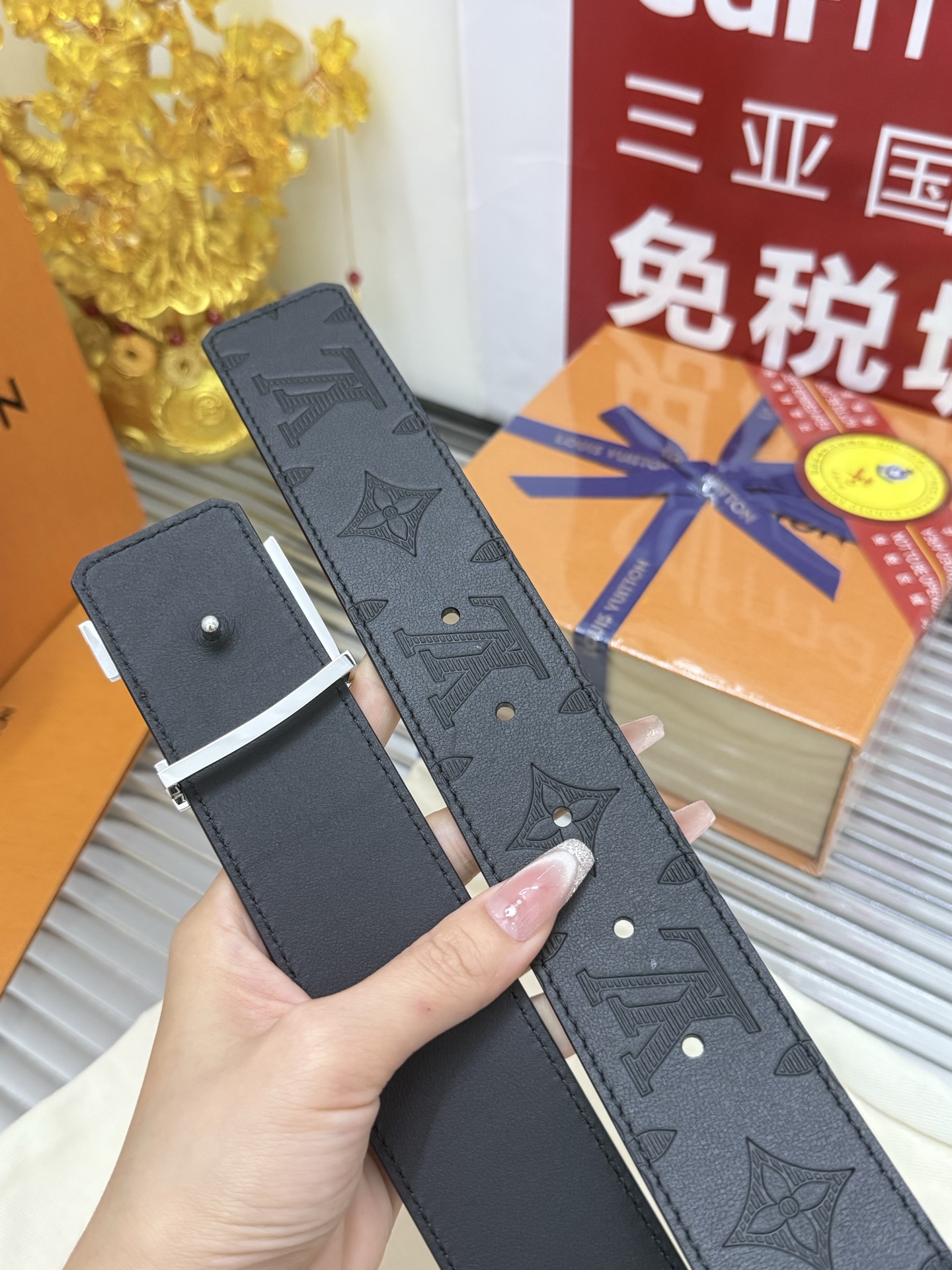 Louis Vuitton 宽度：𝟰 𝟬𝗰𝗺 路易威登Louis Vuitton 双面可用 压花/平纹 开模版代购正货品质 进口小牛皮+精品纯铜五金扣