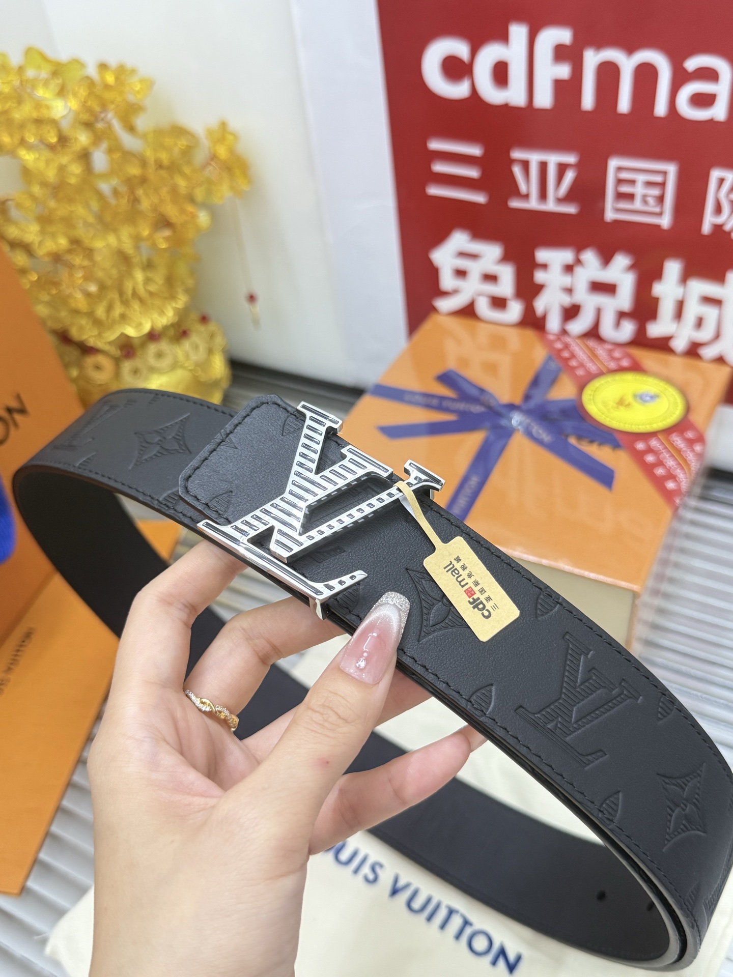 Louis Vuitton 宽度：𝟰 𝟬𝗰𝗺 路易威登Louis Vuitton 双面可用 压花/平纹 开模版代购正货品质 进口小牛皮+精品纯铜五金扣