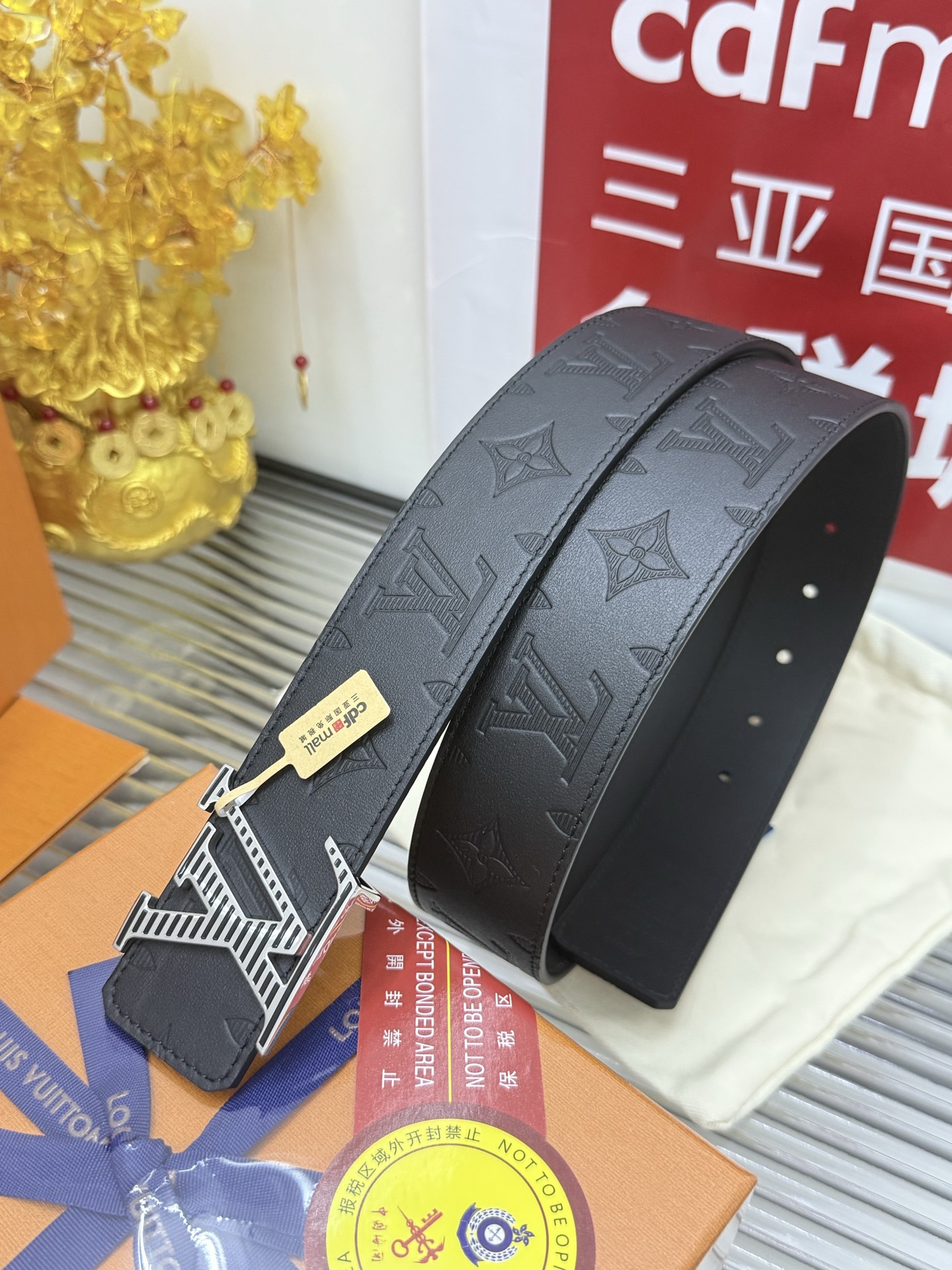 Louis Vuitton 宽度：𝟰 𝟬𝗰𝗺 路易威登Louis Vuitton 双面可用 压花/平纹 开模版代购正货品质 进口小牛皮+精品纯铜五金扣