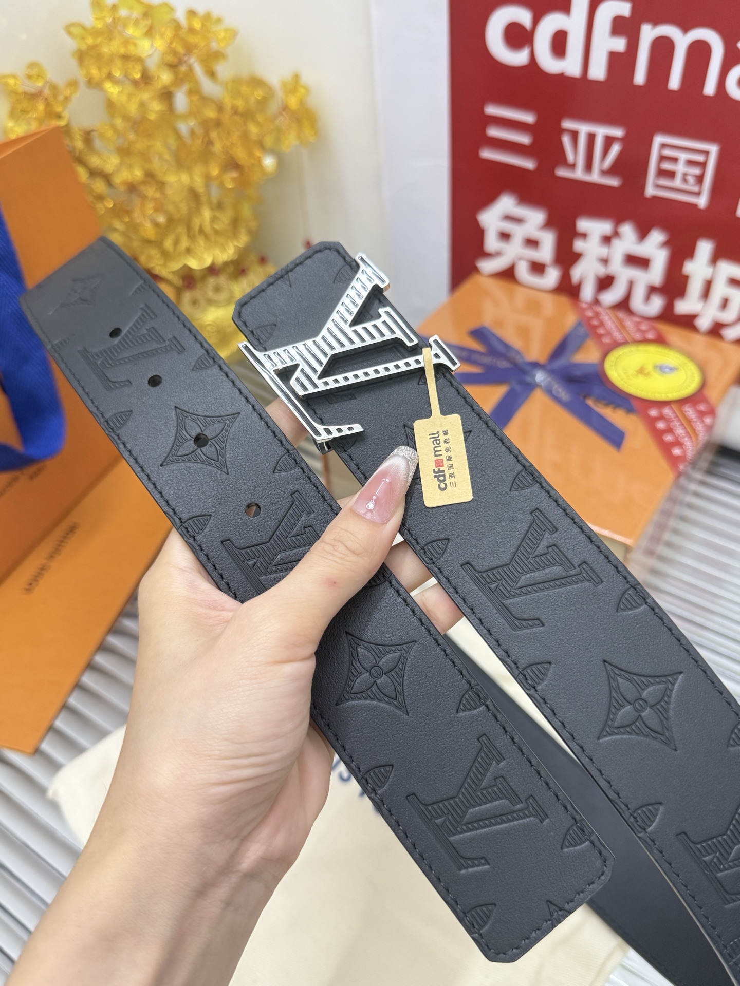 Louis Vuitton 宽度：𝟰 𝟬𝗰𝗺 路易威登Louis Vuitton 双面可用 压花/平纹 开模版代购正货品质 进口小牛皮+精品纯铜五金扣
