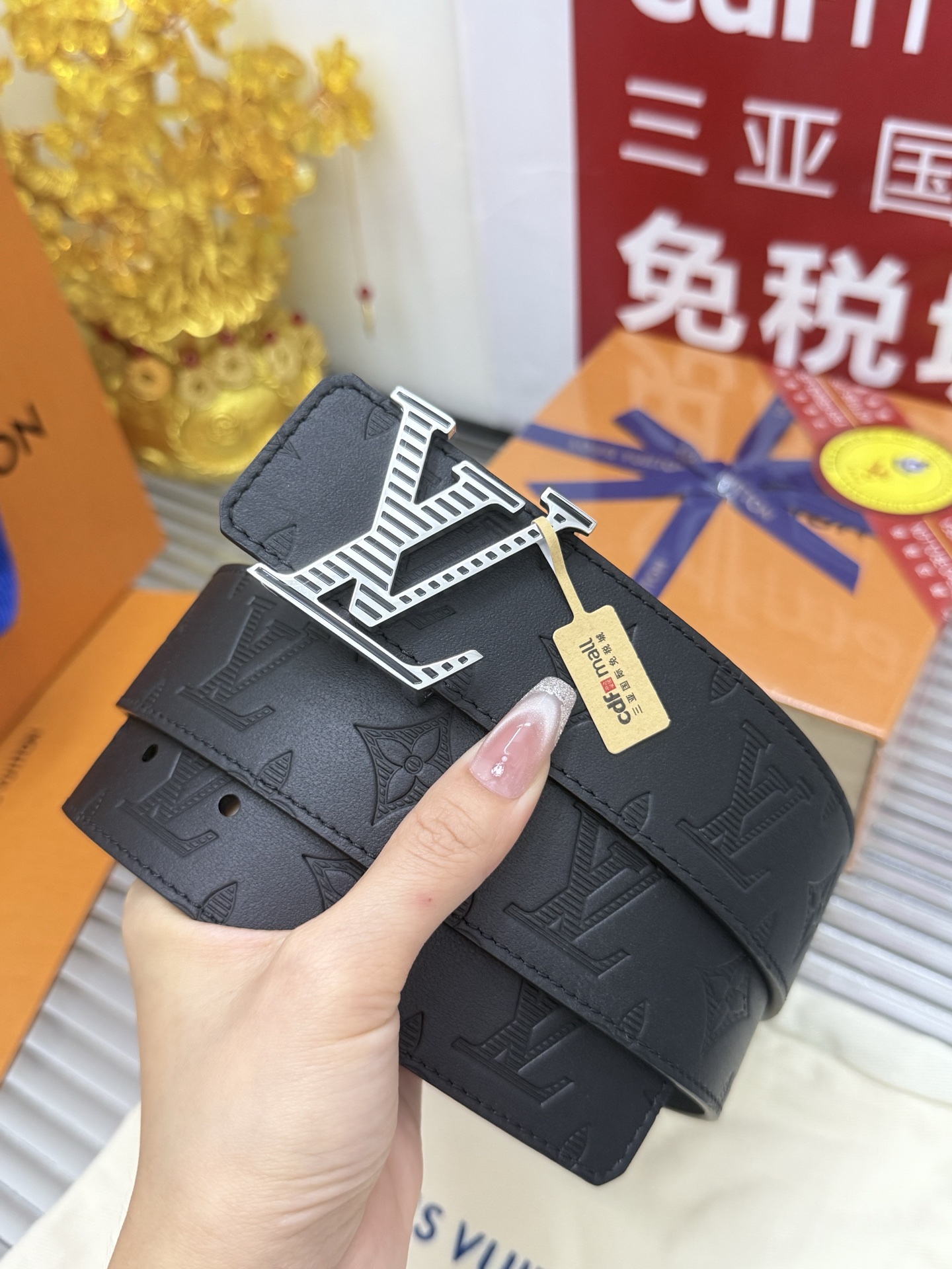 Louis Vuitton 宽度：𝟰 𝟬𝗰𝗺 路易威登Louis Vuitton 双面可用 压花/平纹 开模版代购正货品质 进口小牛皮+精品纯铜五金扣