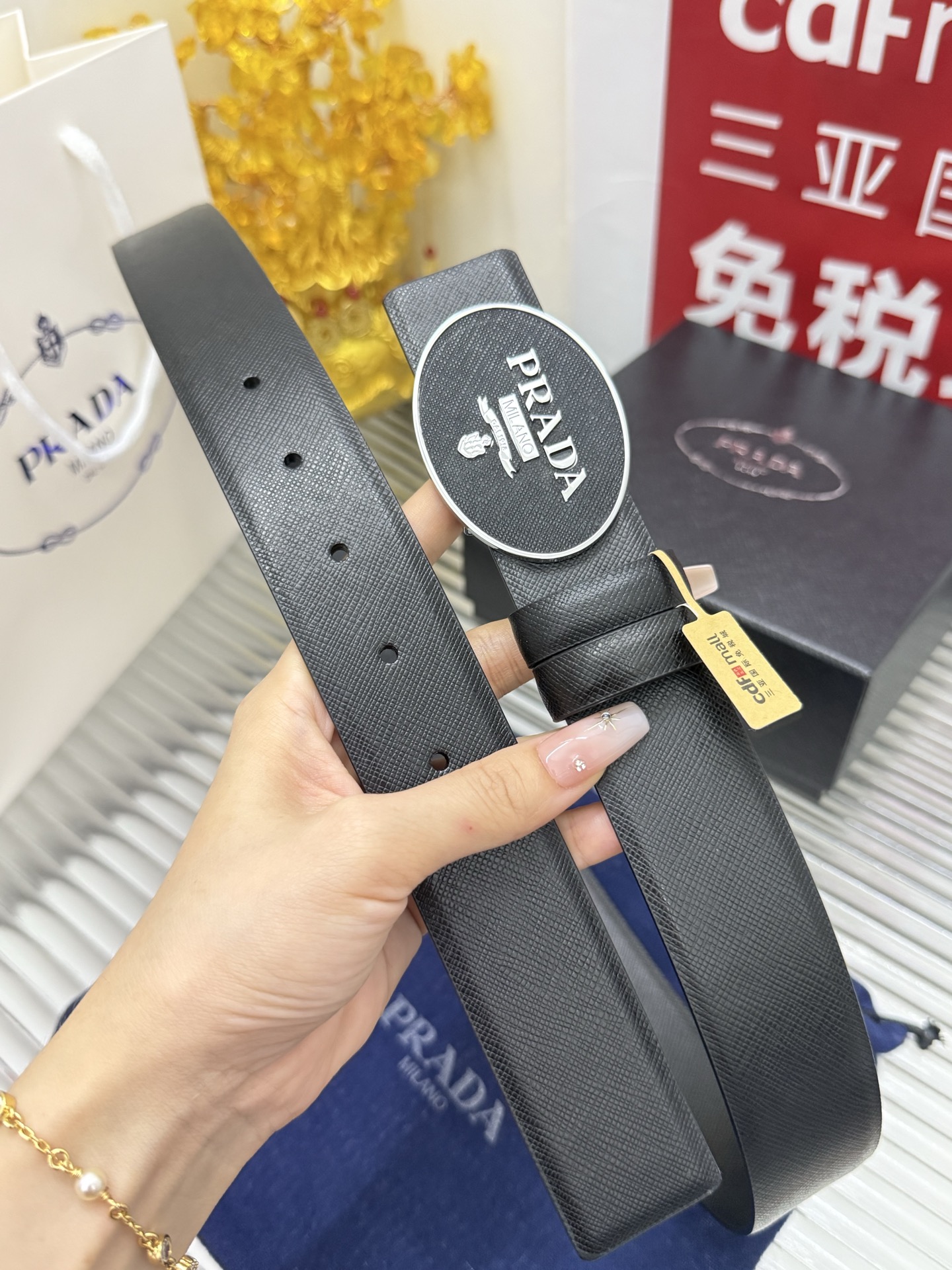 Prada 宽度：𝟑 𝟱𝗰𝗺 普拉达 PRADA « 配全套 原包装 » 挂扣系列 无边缘走线 小牛皮+精品纯铜五金扣