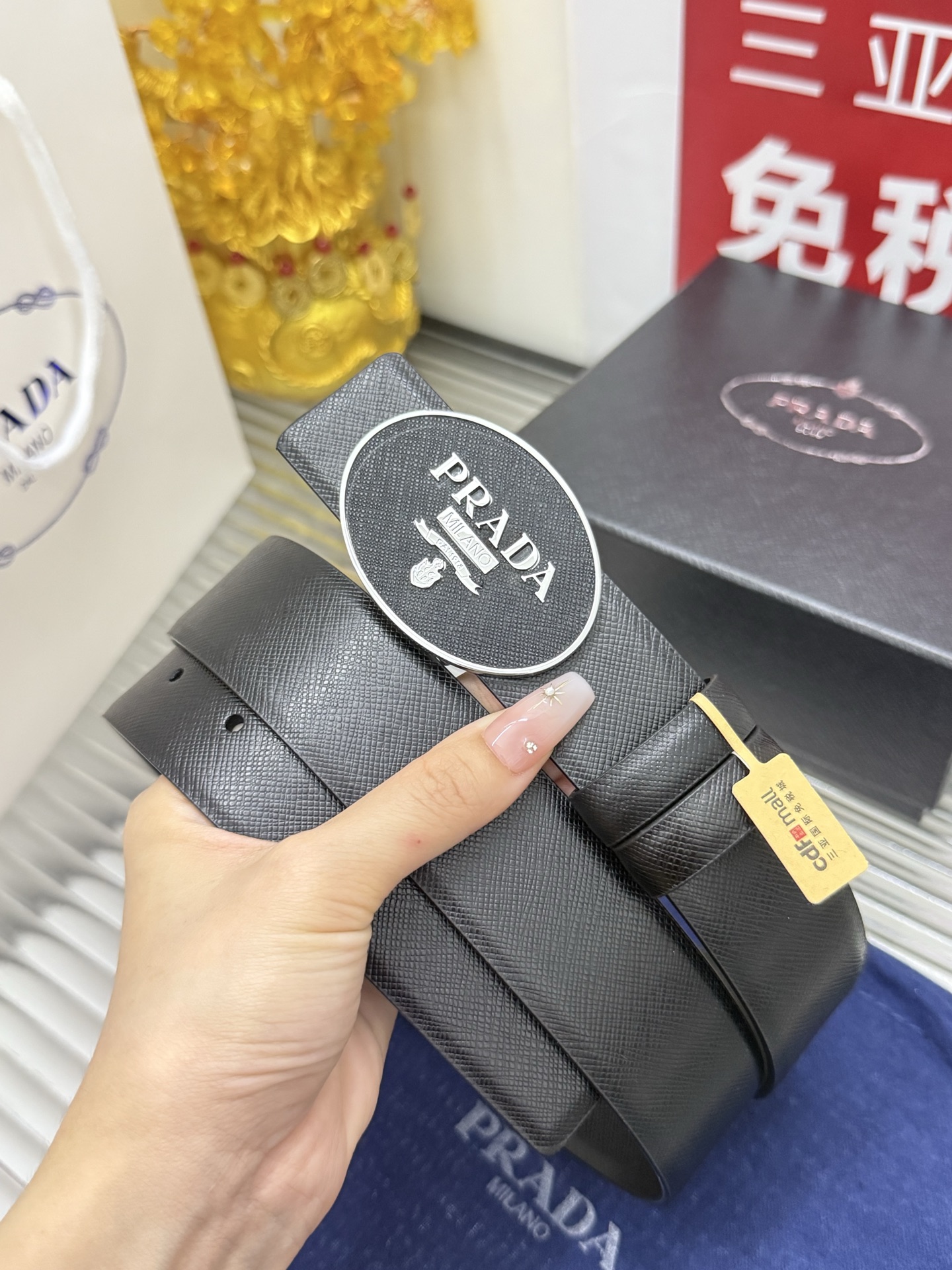 Prada 宽度：𝟑 𝟱𝗰𝗺 普拉达 PRADA « 配全套 原包装 » 挂扣系列 无边缘走线 小牛皮+精品纯铜五金扣