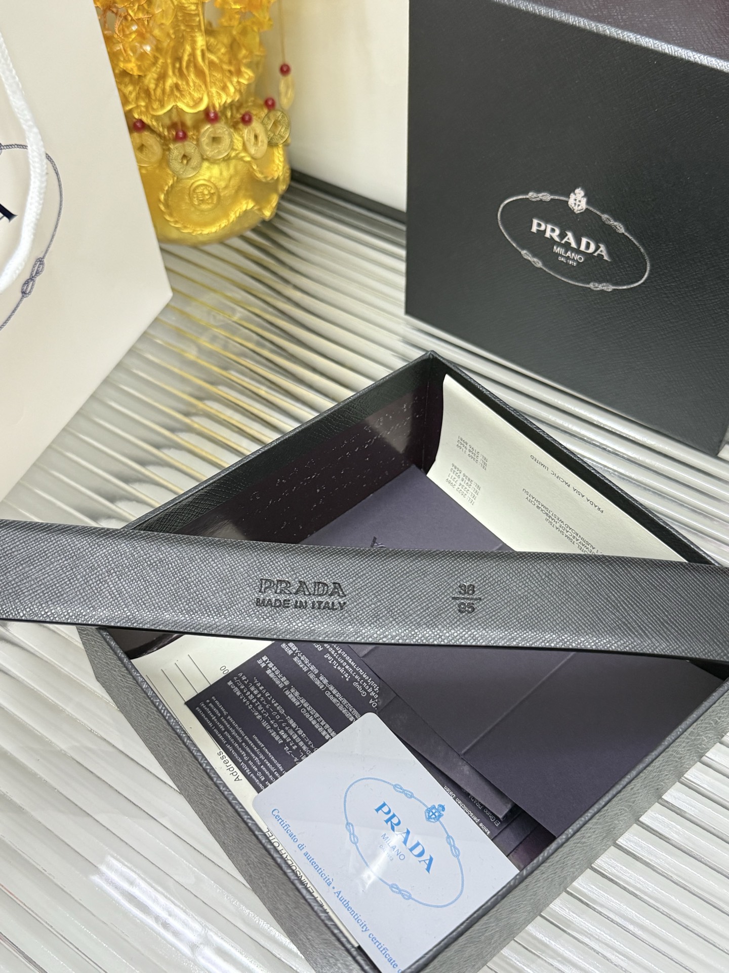 Prada 宽度：𝟑 𝟱𝗰𝗺 普拉达 PRADA « 配全套 原包装 » 挂扣系列 无边缘走线 小牛皮+精品纯铜五金扣