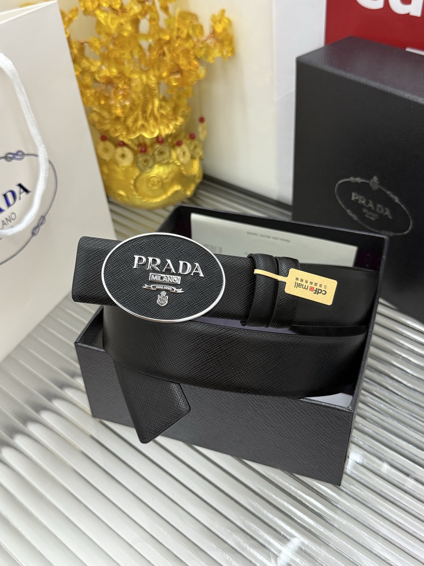 Prada 宽度：𝟑 𝟱𝗰𝗺 普拉达 PRADA « 配全套 原包装 » 挂扣系列 无边缘走线 小牛皮+精品纯铜五金扣