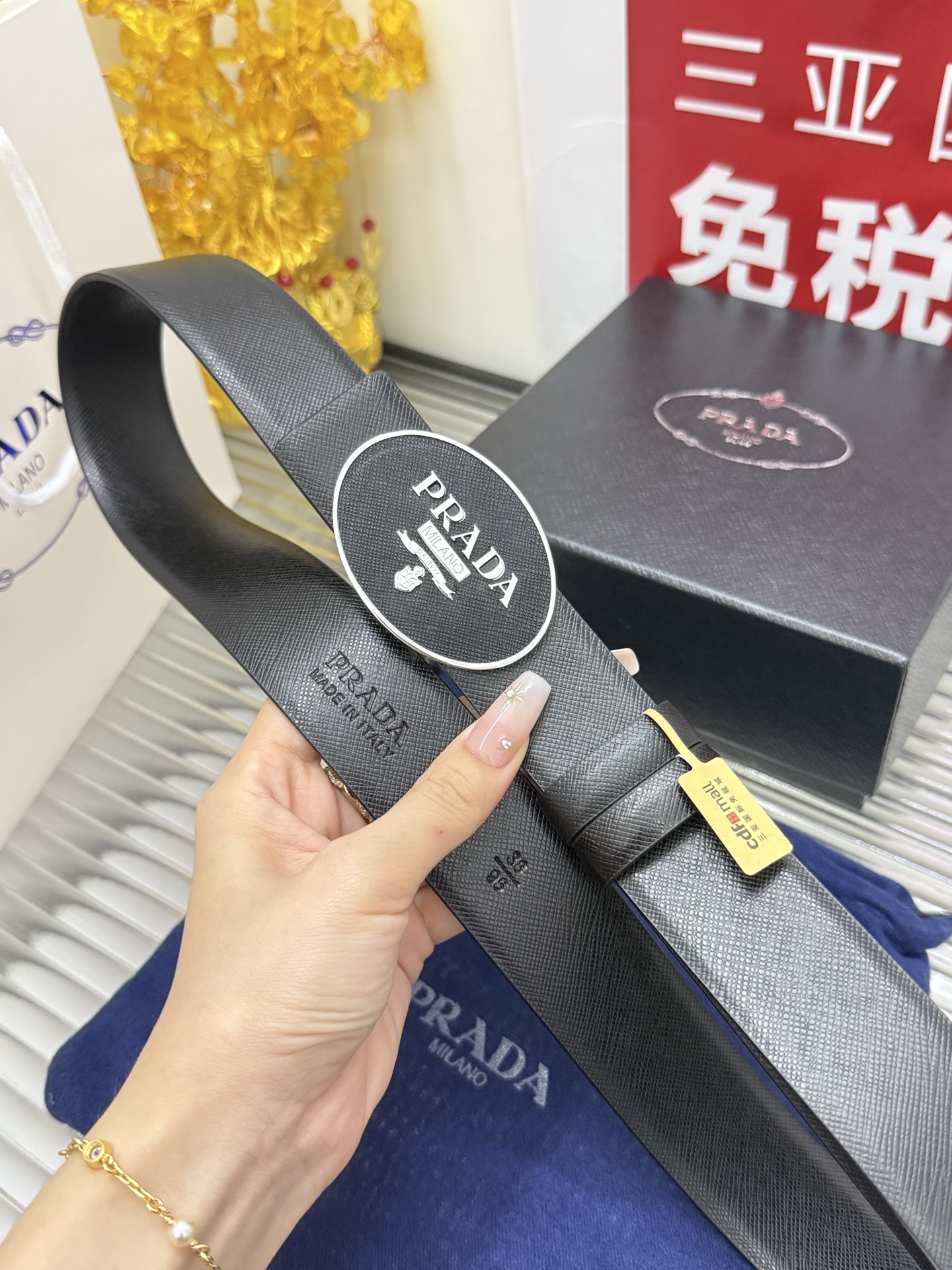 Prada 宽度：𝟑 𝟱𝗰𝗺 普拉达 PRADA « 配全套 原包装 » 挂扣系列 无边缘走线 小牛皮+精品纯铜五金扣