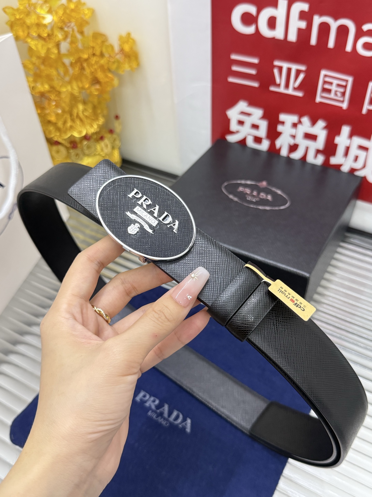Prada 宽度：𝟑 𝟱𝗰𝗺 普拉达 PRADA « 配全套 原包装 » 挂扣系列 无边缘走线 小牛皮+精品纯铜五金扣