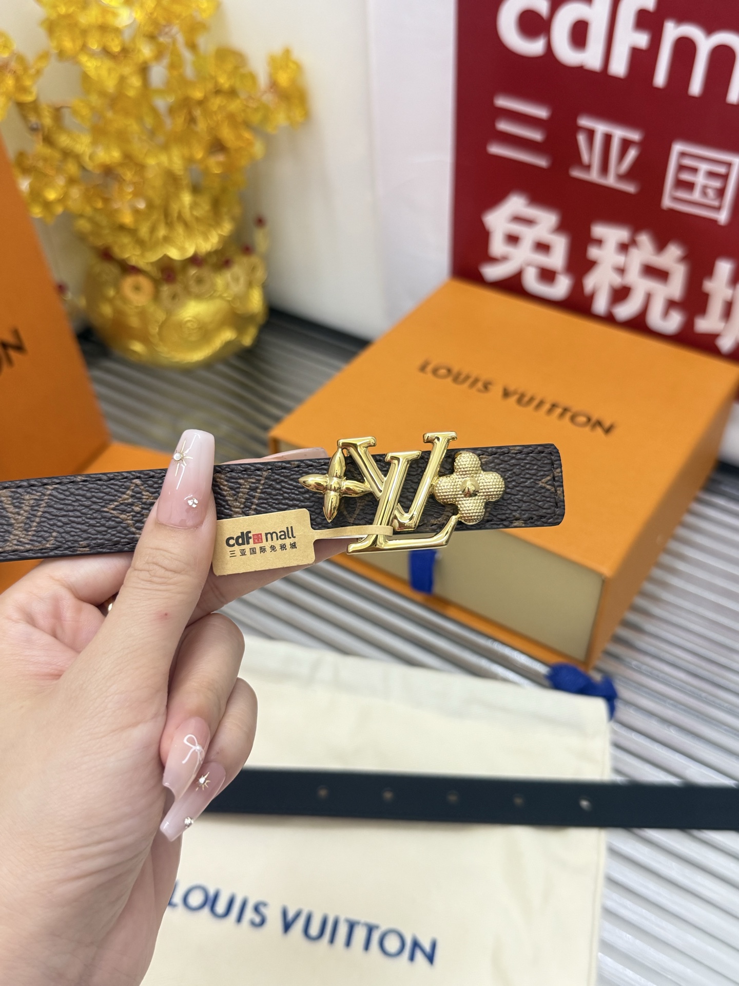 Louis Vuitton 宽度：𝟮 𝟬𝗰𝗺 路易威登Louis Vuitton « 配全套 原包装 » /小牛皮+精品纯铜五金扣