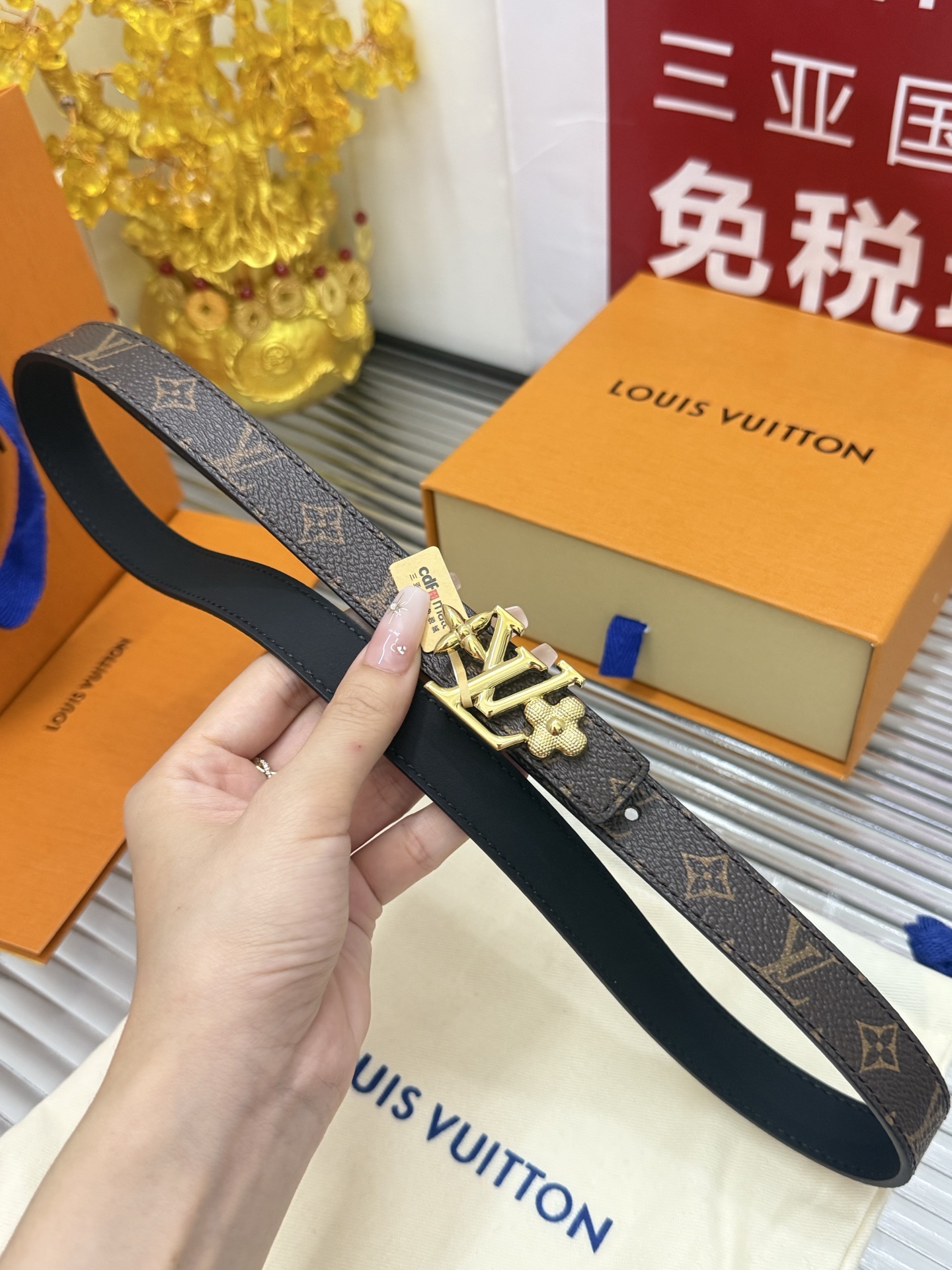 Louis Vuitton 宽度：𝟮 𝟬𝗰𝗺 路易威登Louis Vuitton « 配全套 原包装 » /小牛皮+精品纯铜五金扣