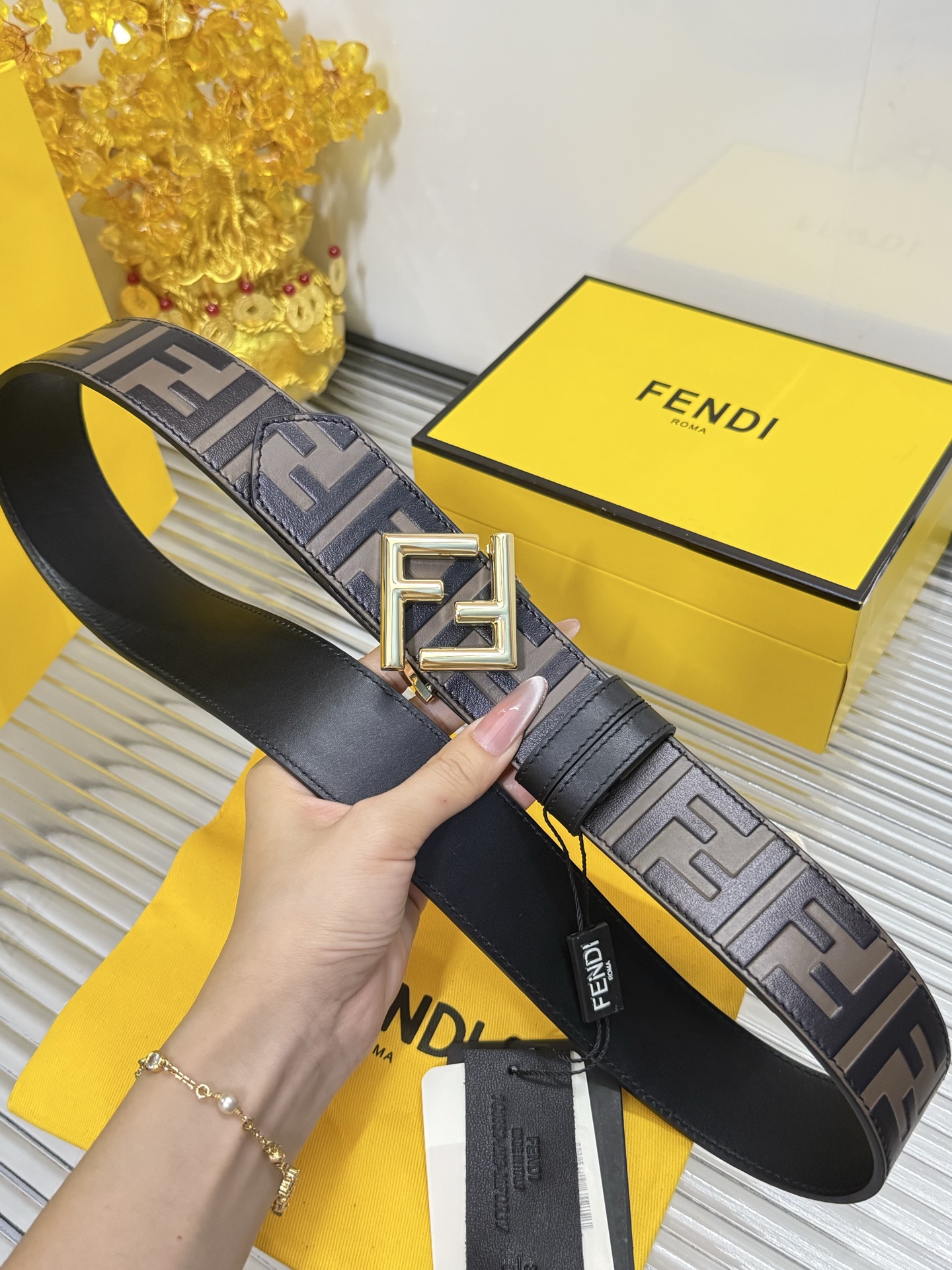 Fendi 宽度：𝟯.𝟴𝗰𝗺 芬迪 FENDI« 配全套 原包装 » 双面可用 小牛皮压花/平纹黑+精品纯铜扣